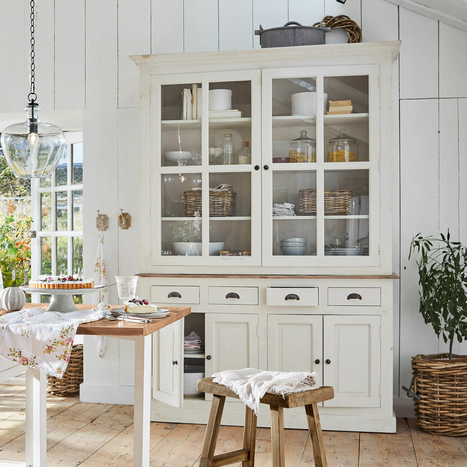 Schrank Morningside Weisse Holzvitrine mit Glastüren und Schubladen in rustikalem Küchenambiente