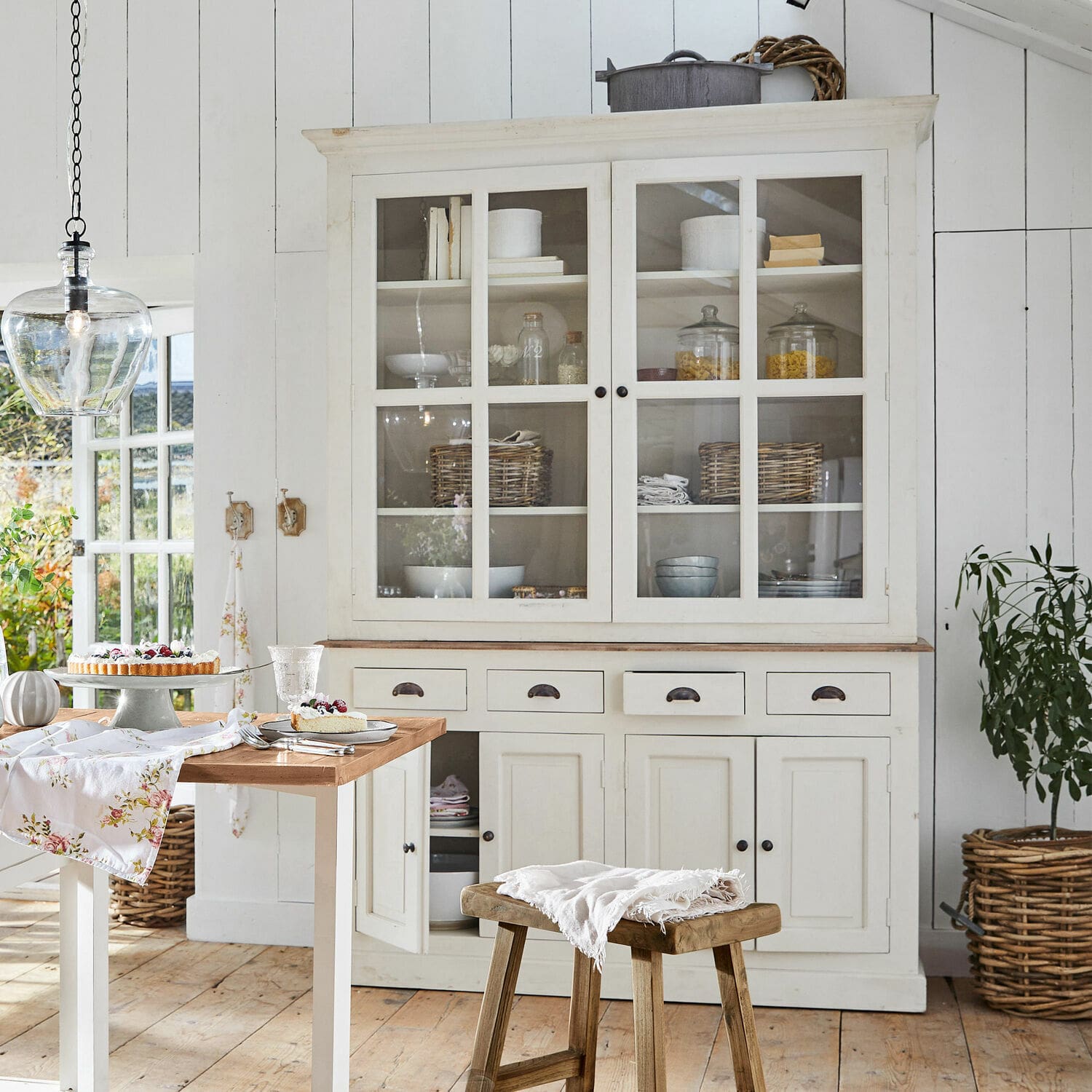 Schrank Morningside Weisse Holzvitrine mit Glastüren und Schubladen in rustikalem Küchenambiente