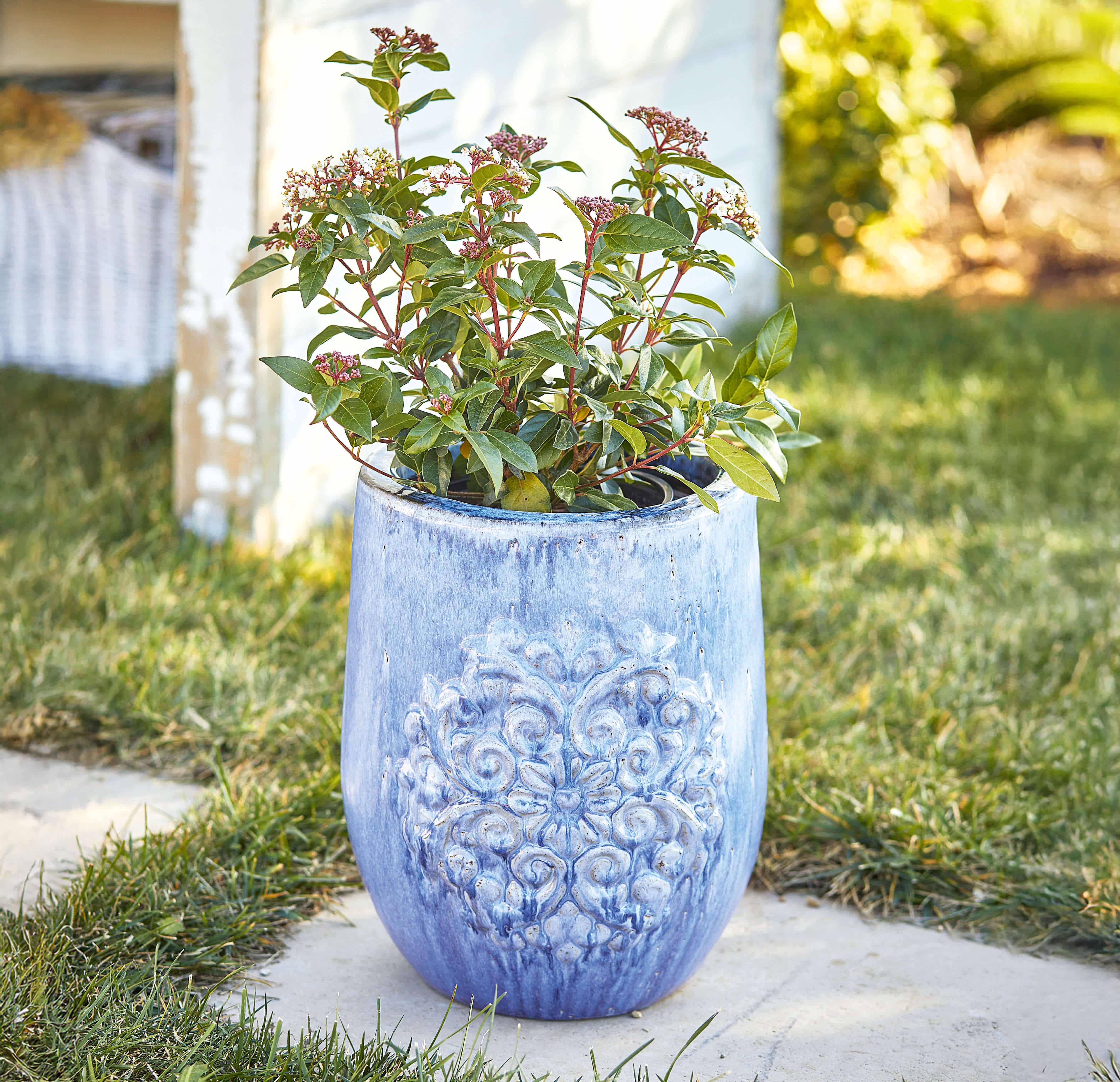 Blaue Keramik-Pflanzvase mit dekorativem Relief, ideal für Garten oder Terrasse, robust und stilvoll