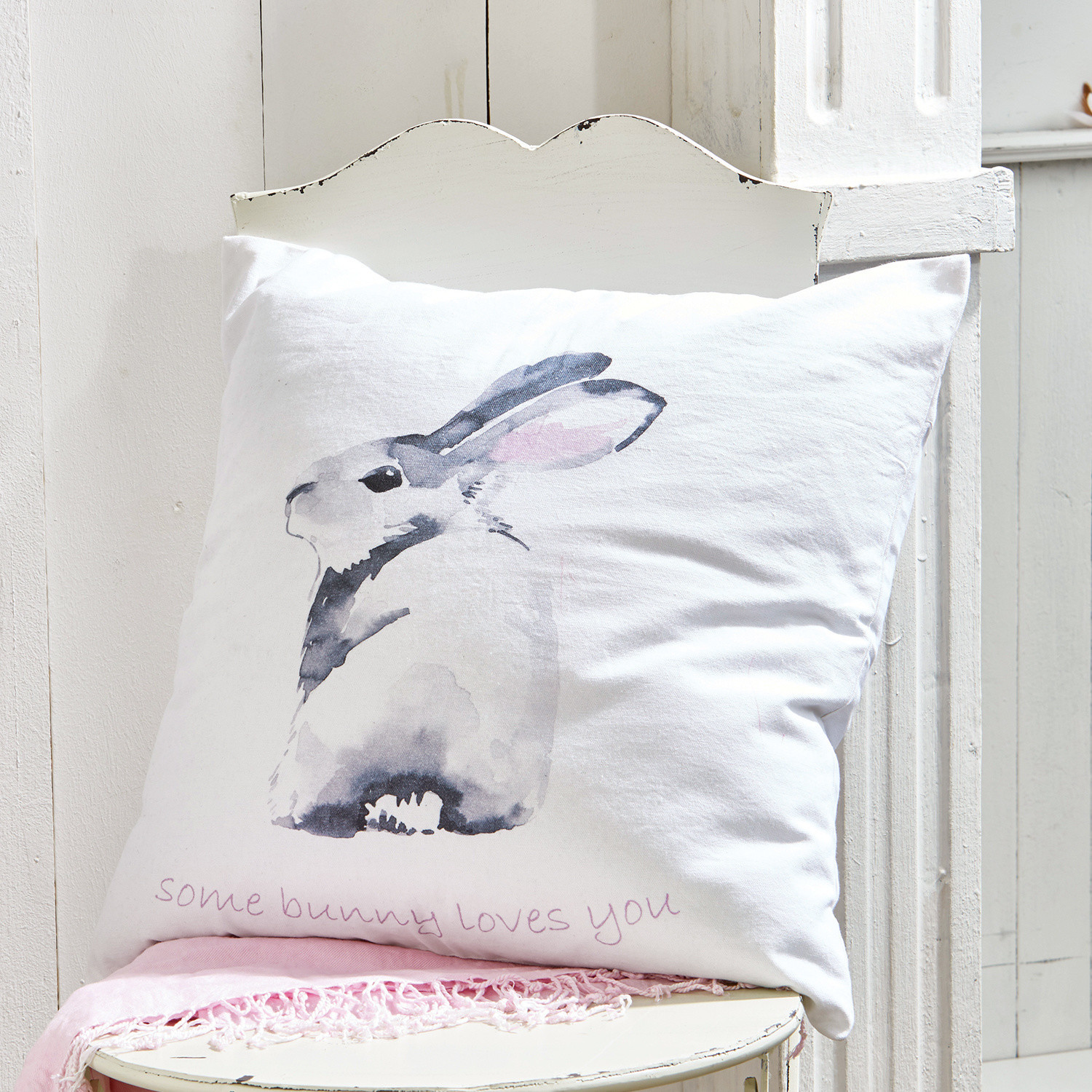 Kissen Greyson Weisse Baumwollkissen mit grauem Hasenmotiv und Schriftzug some bunny loves you, dekoratives Wohnaccessoire