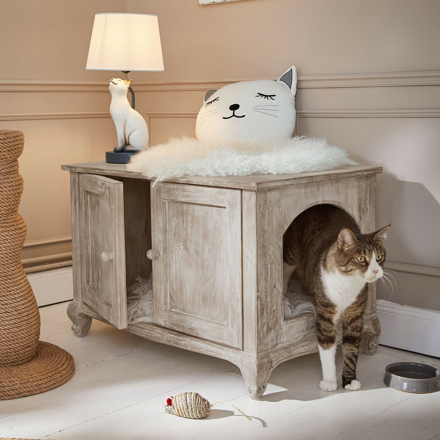 Katzenhaus Éloresa Grauer Holz-Katzenschrank mit weichem Kissen und Katzenlampe in gemütlichem Raum