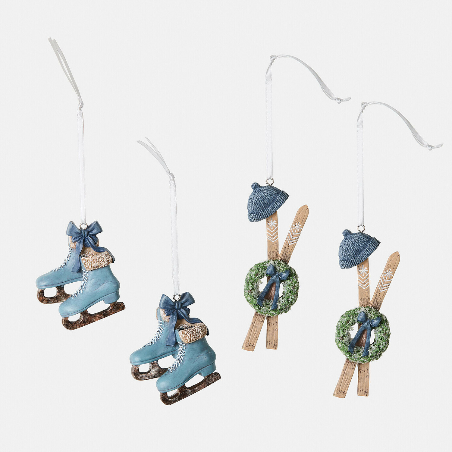 blau 4-teiliges Set blaue Kunststoffanhänger: Schlittschuhe und Ski mit Kranz für Weihnachtsbaum