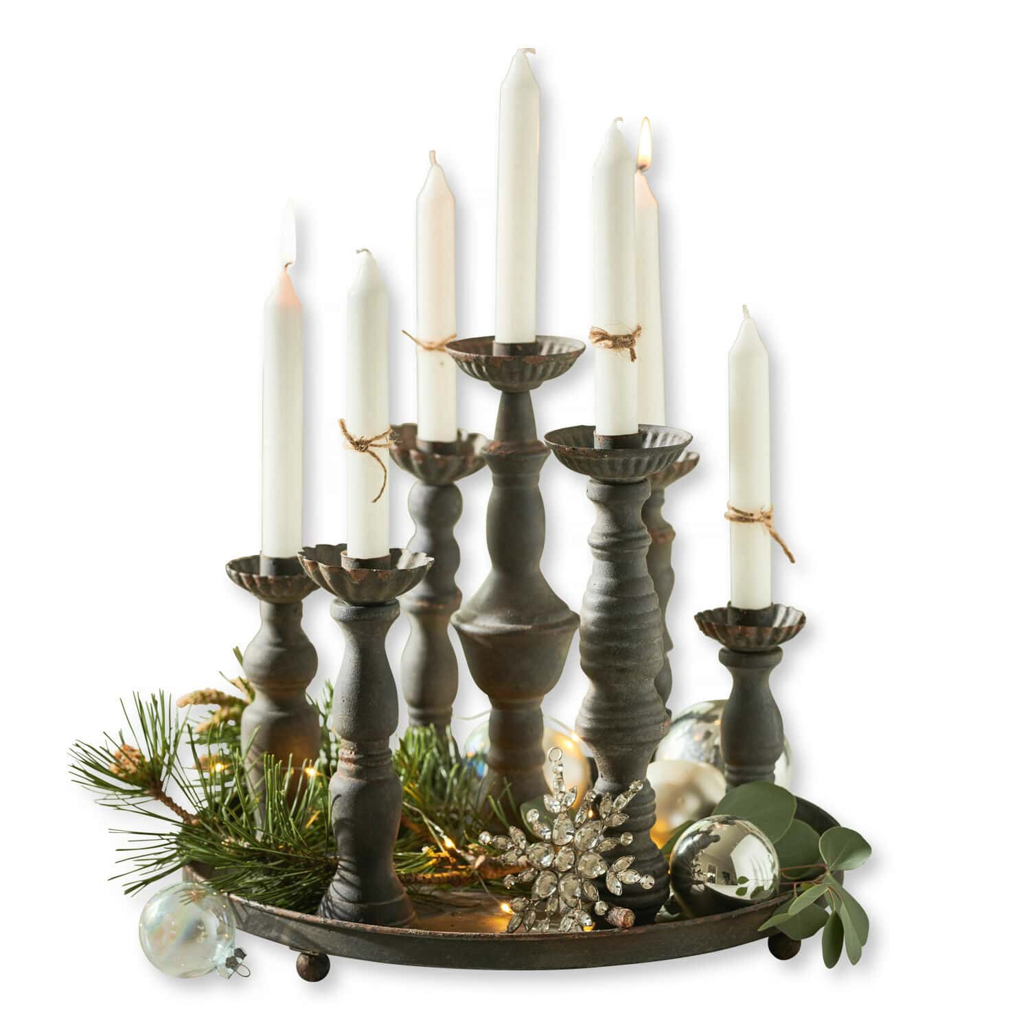 Kerzenhalter Mandoul Metall-Kerzenhalter mit weissen Kerzen und weihnachtlicher Dekoration aus Zweigen und Kugeln