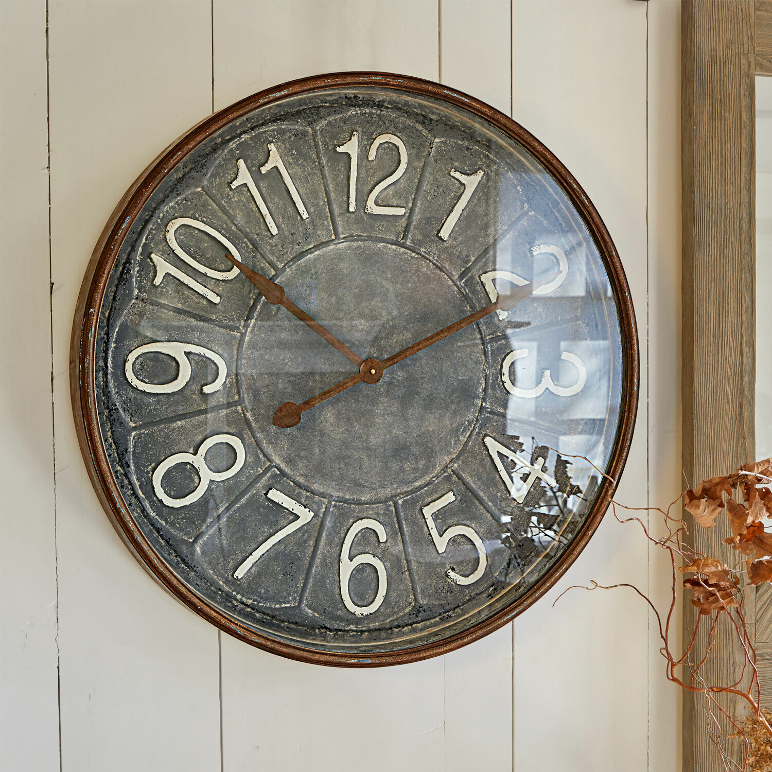 Uhr Braxton Grosse runde Wanduhr aus Metall mit weissen Zahlen auf grauem Zifferblatt, Vintage-Dekor
