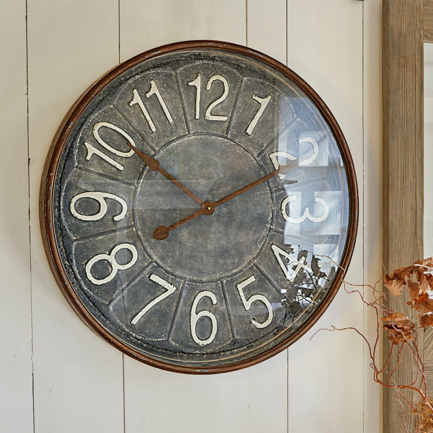 Uhr Braxton Grosse runde Wanduhr aus Metall mit weissen Zahlen auf grauem Zifferblatt, Vintage-Dekor