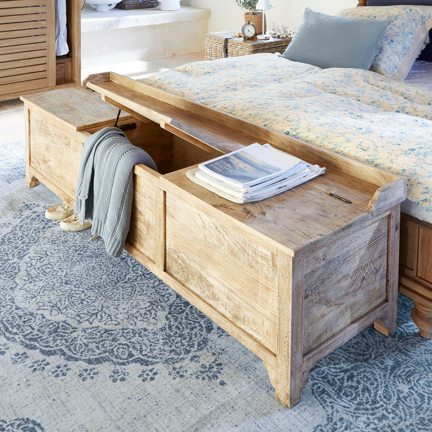 Holztruhe in Naturfarbe mit klappbarem Deckel, praktisches Schlafzimmermöbel zur Aufbewahrung