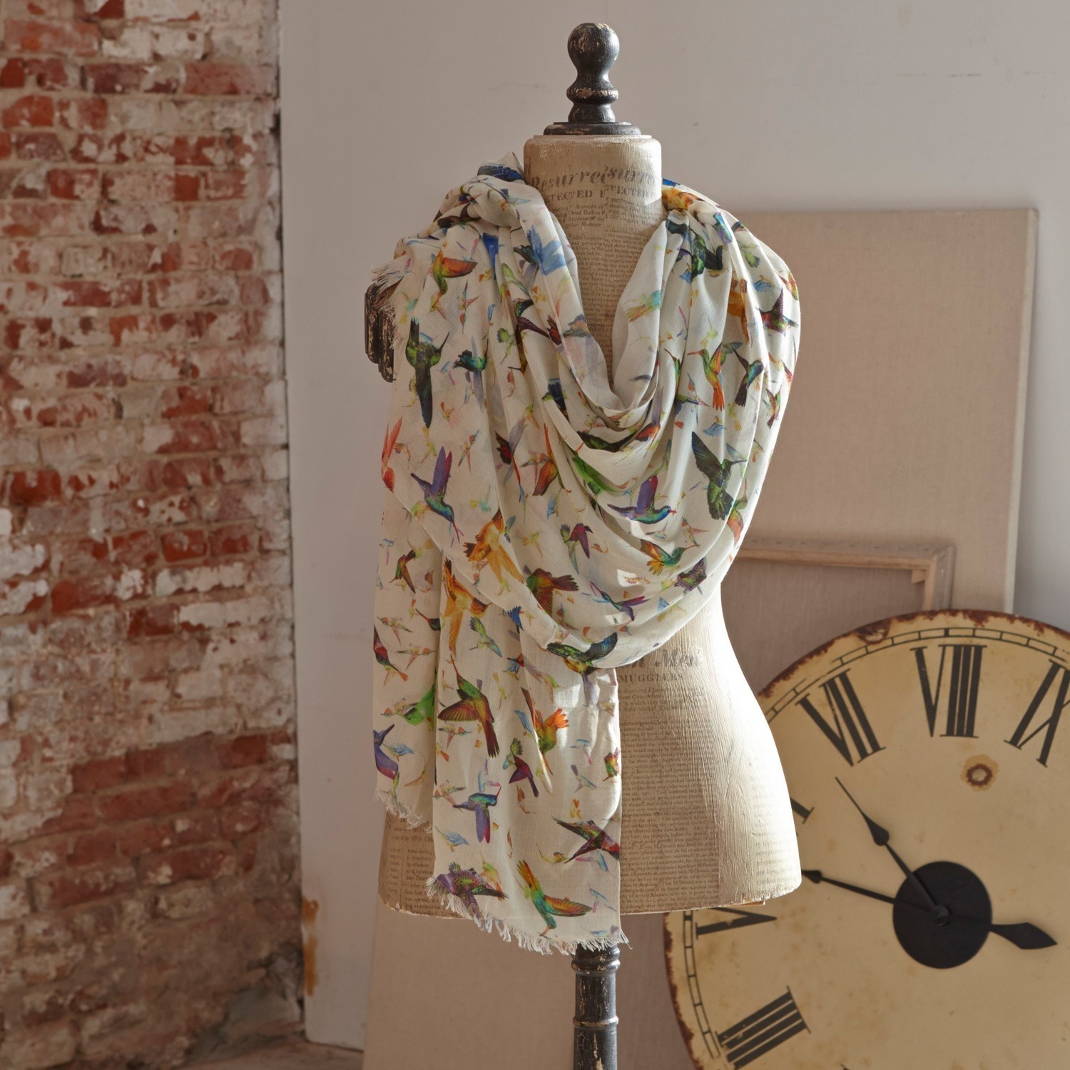 Schal Birds Leichter Baumwollschal in Creme mit buntem Vogelmuster, modisches Accessoire für jeden Look.