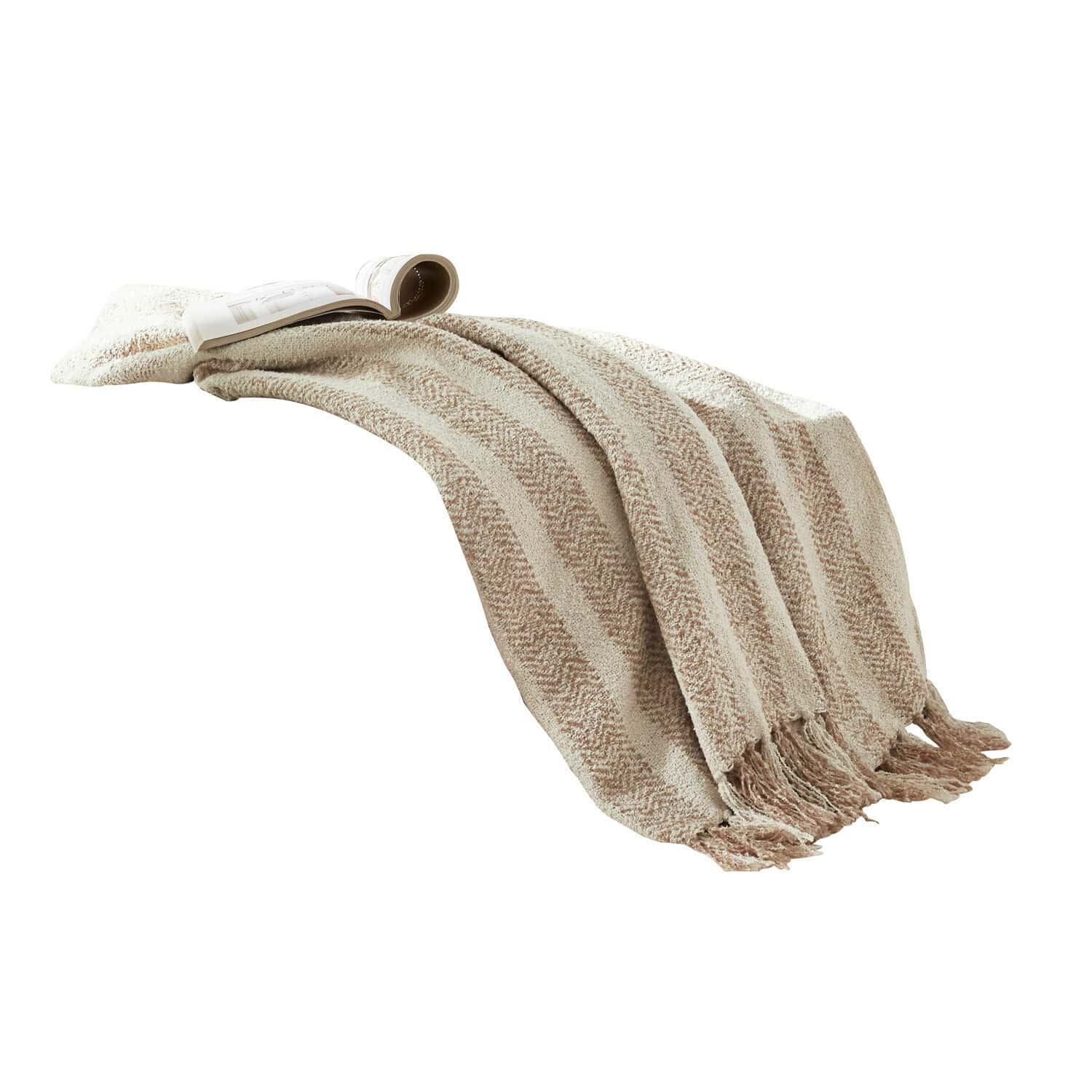 Plaid Aldan Beige weiche Decke mit Fransen und Fischgrätmuster, ideal für gemütliche Wohnräume und Dekoration.