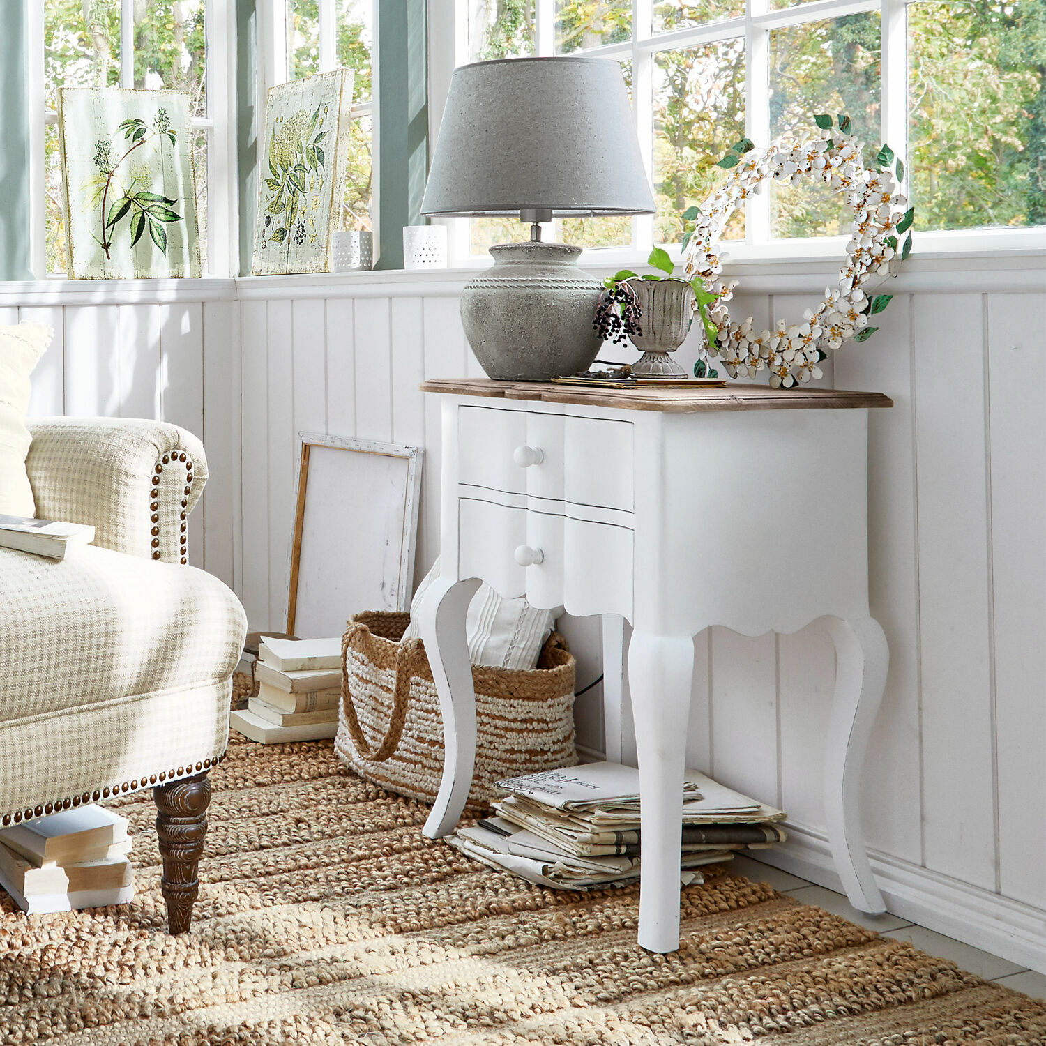 Beistelltisch Fairchild Weisse Holzkommode mit zwei Schubladen und Holzplatte im hellen Vintage-Wohnzimmer