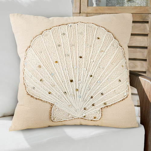 Beige Dekokissen mit bestickter Muschel und Pailletten, weiches Material, maritimer Stil