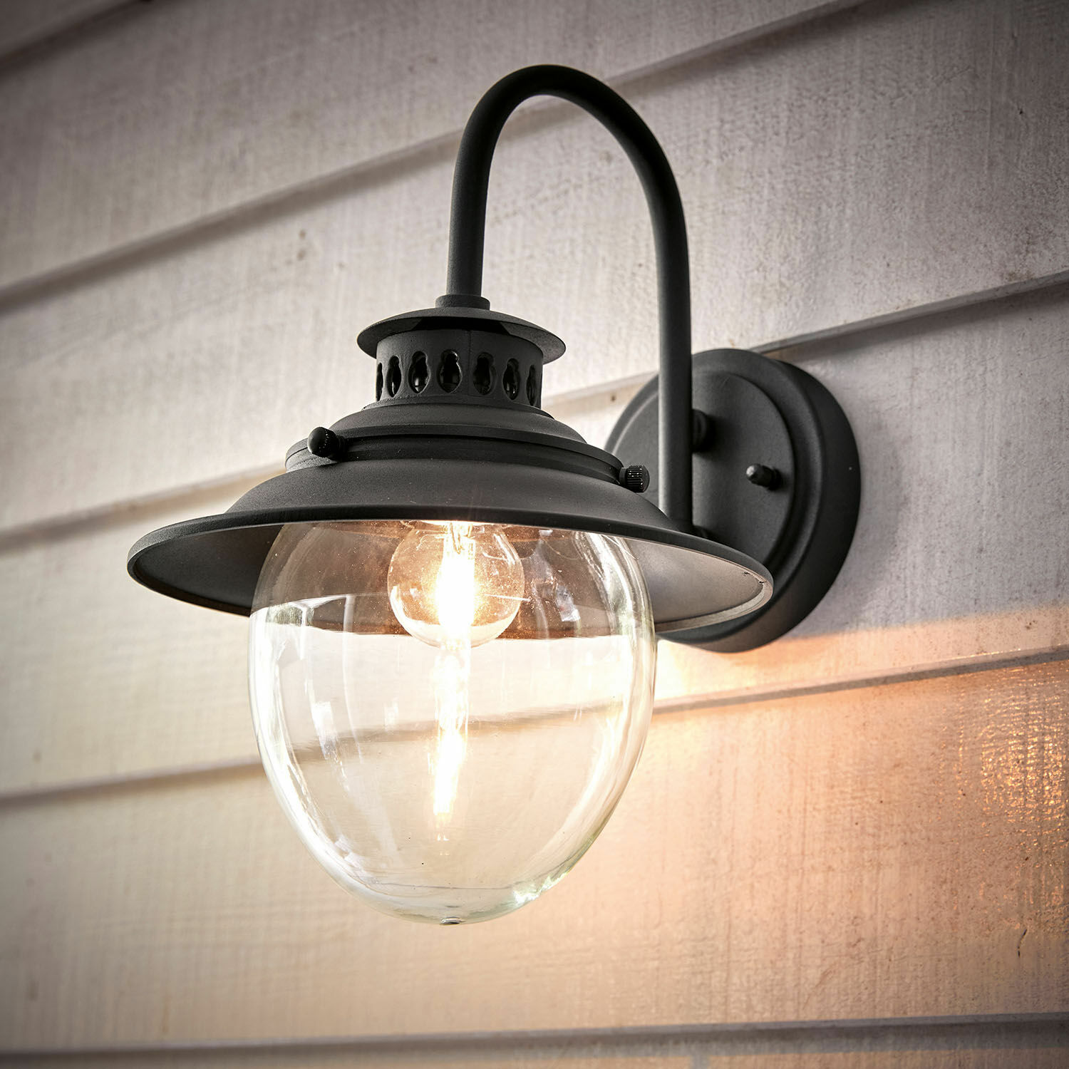 Aussenwandlampe Norman Schwarze Metall-Wandleuchte mit klarem Glaskugelglas, Aussenwandbeleuchtung