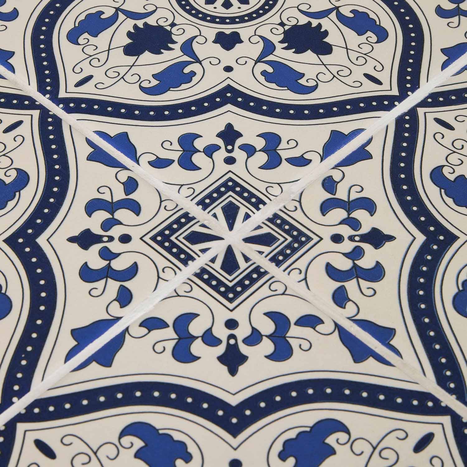 Weisse und blaue Keramikfliese mit dekorativem Muster und weissen Fugen, Wanddekoration