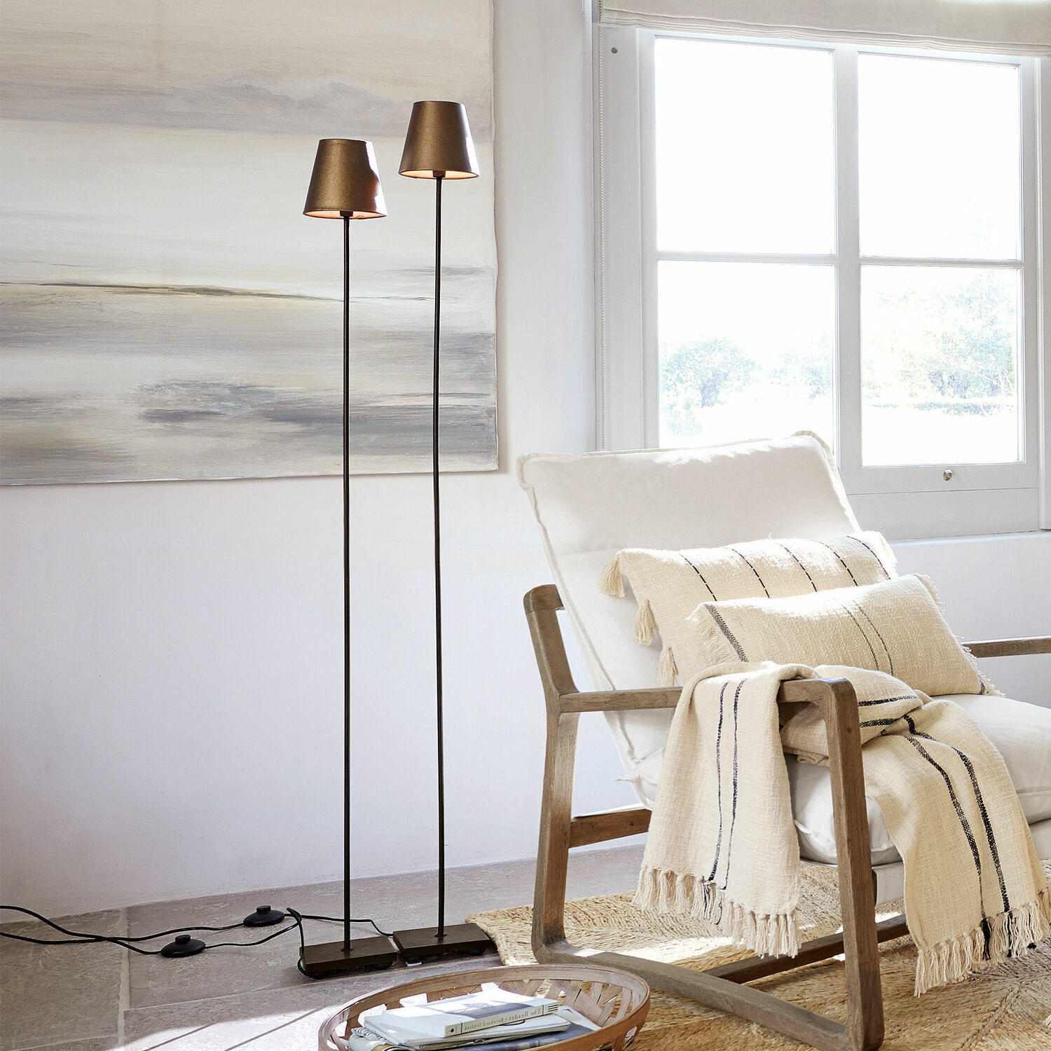Stehlampe 2er Set Tacoma Zwei schlanke Stehlampen mit goldfarbenen Metalllampenschirmen in einem hellen, modernen Wohnzimmer