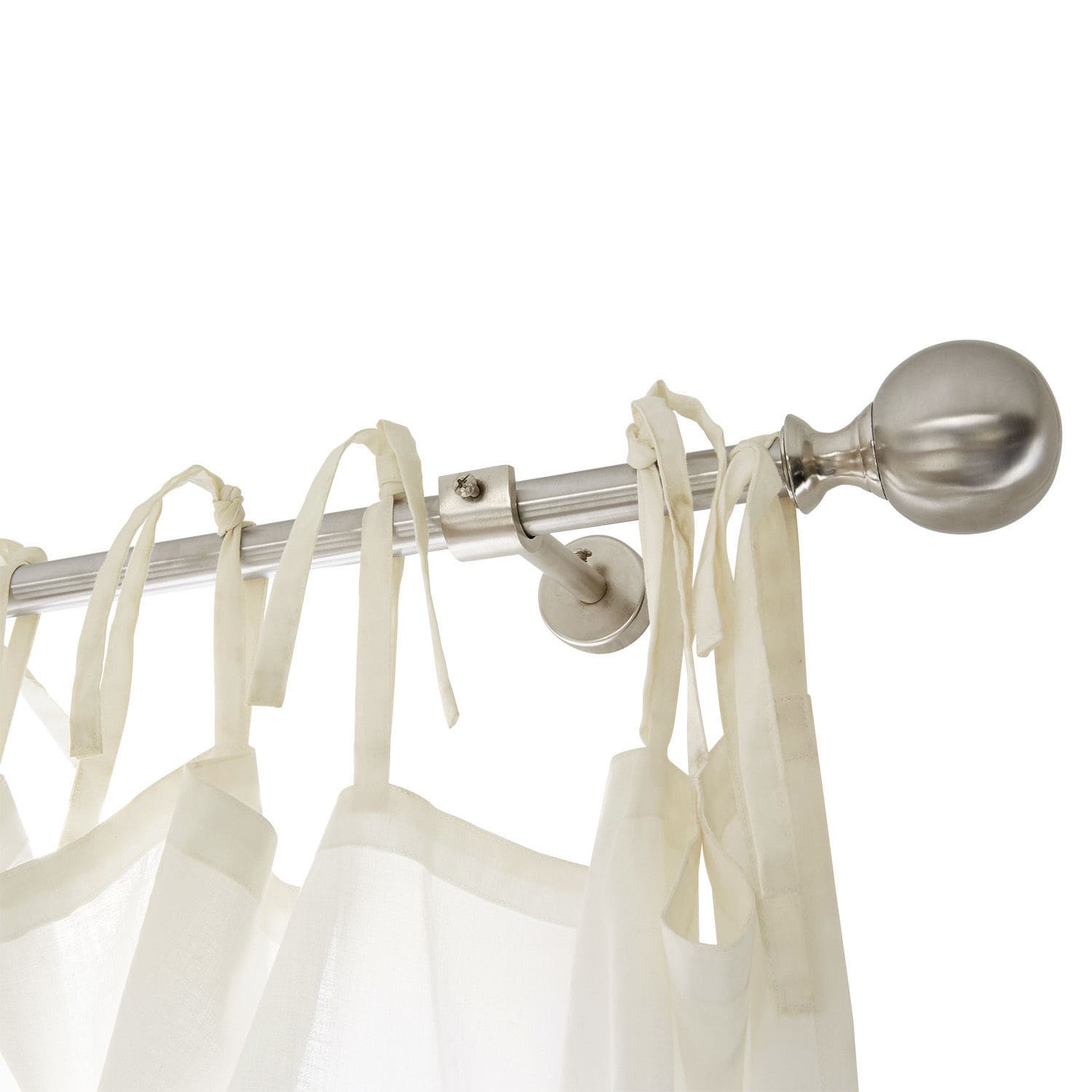 Metallene silberfarbene Gardinenstangen mit kugelförmigem Abschluss und weissen Vorhängen mit Bändern
