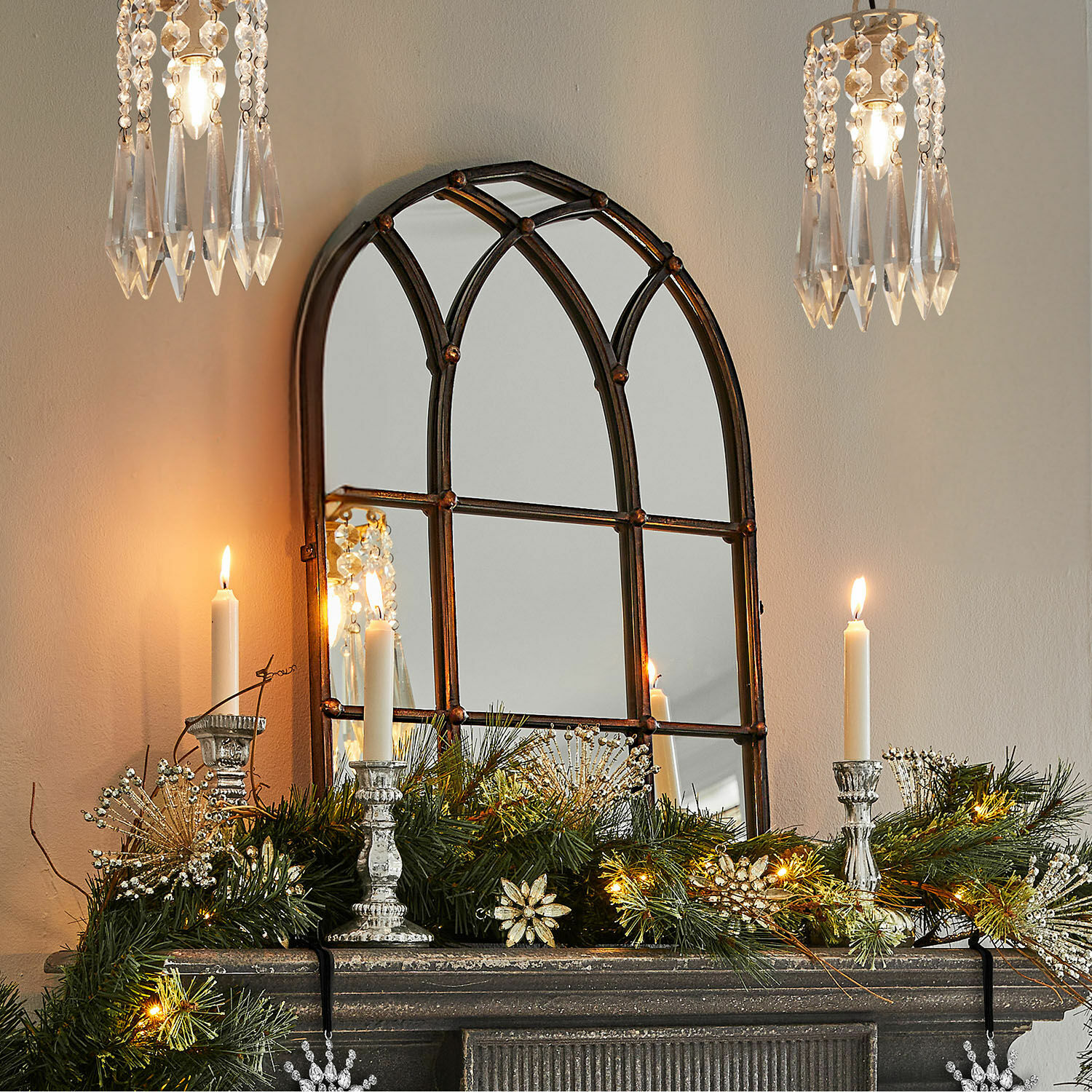 Spiegel Aprique Metallspiegel mit dekorativem Vintage-Rahmen über dem Cheminée mit Weihnachtsdekoration und Kerzen
