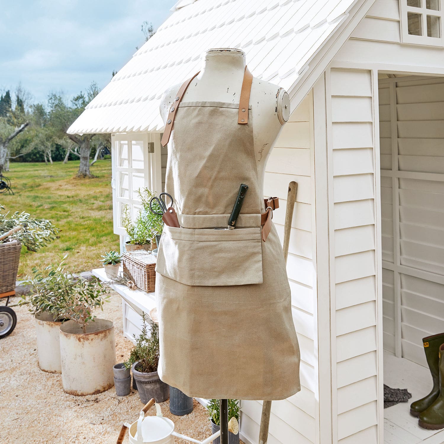 Schürze Garda Beige Gartenschürze aus Baumwolle mit Lederriemen und Tasche für Gartengeräte