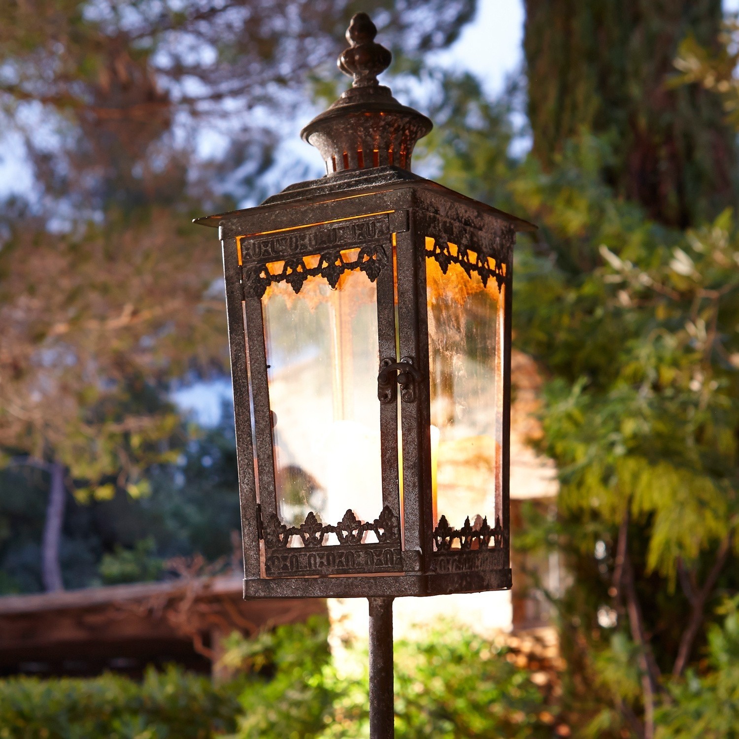 Laterne Nielas Metall-Gartenlaterne mit dekorativem Muster und warmem Licht, ideal für Aussenbereiche