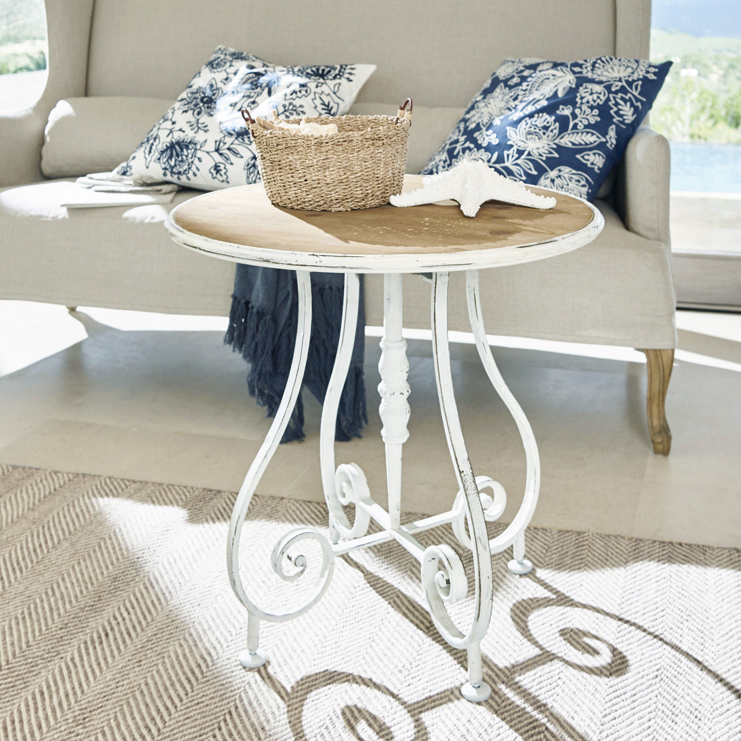 Runder Beistelltisch mit Holzplatte und weissem Metallgestell im Vintage-Stil für Wohnzimmer