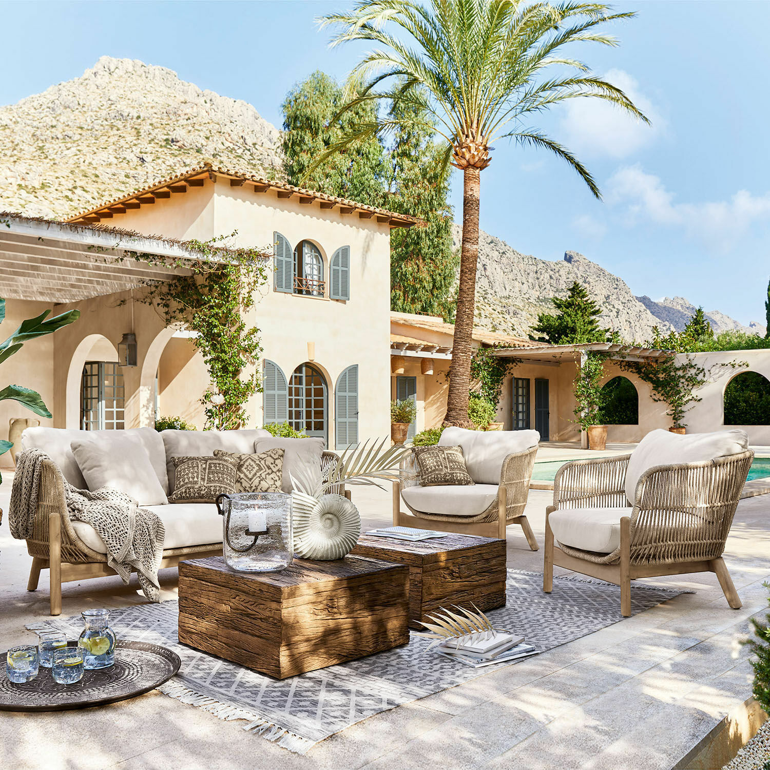 Sitzgruppe FSC®-100% Belvidere Outdoor-Möbelset mit beigen Polstern und Holztisch auf der Terrasse neben dem Pool im mediterranen Stil