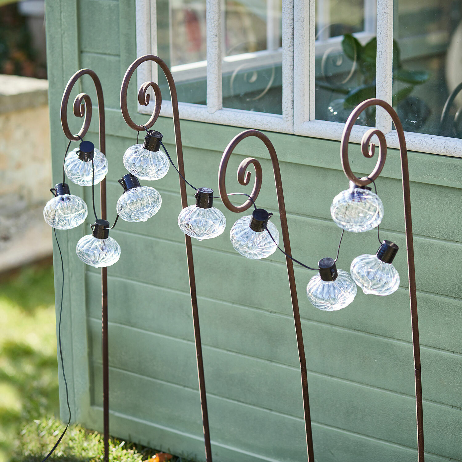 Gartenstab 4er Set Sornàs Dekorative Solar-Lichterkette auf Metallständern mit transparenten Lampenschirmen für den Garten