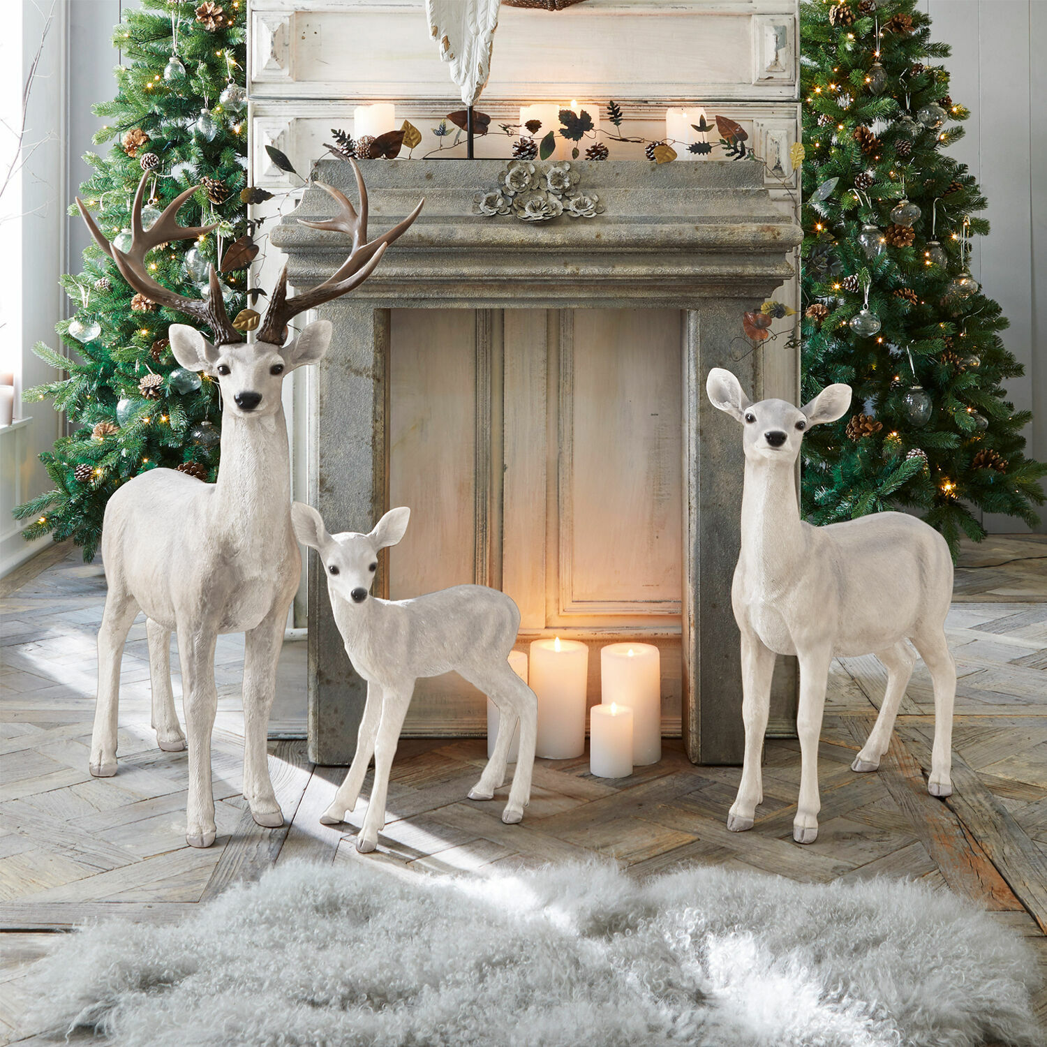 Hirsch mit Reh und Kitz Olsen Weisse Deko-Figuren aus Hirsch-Material vor Kamin mit Kerzen und Weihnachtsbäumen