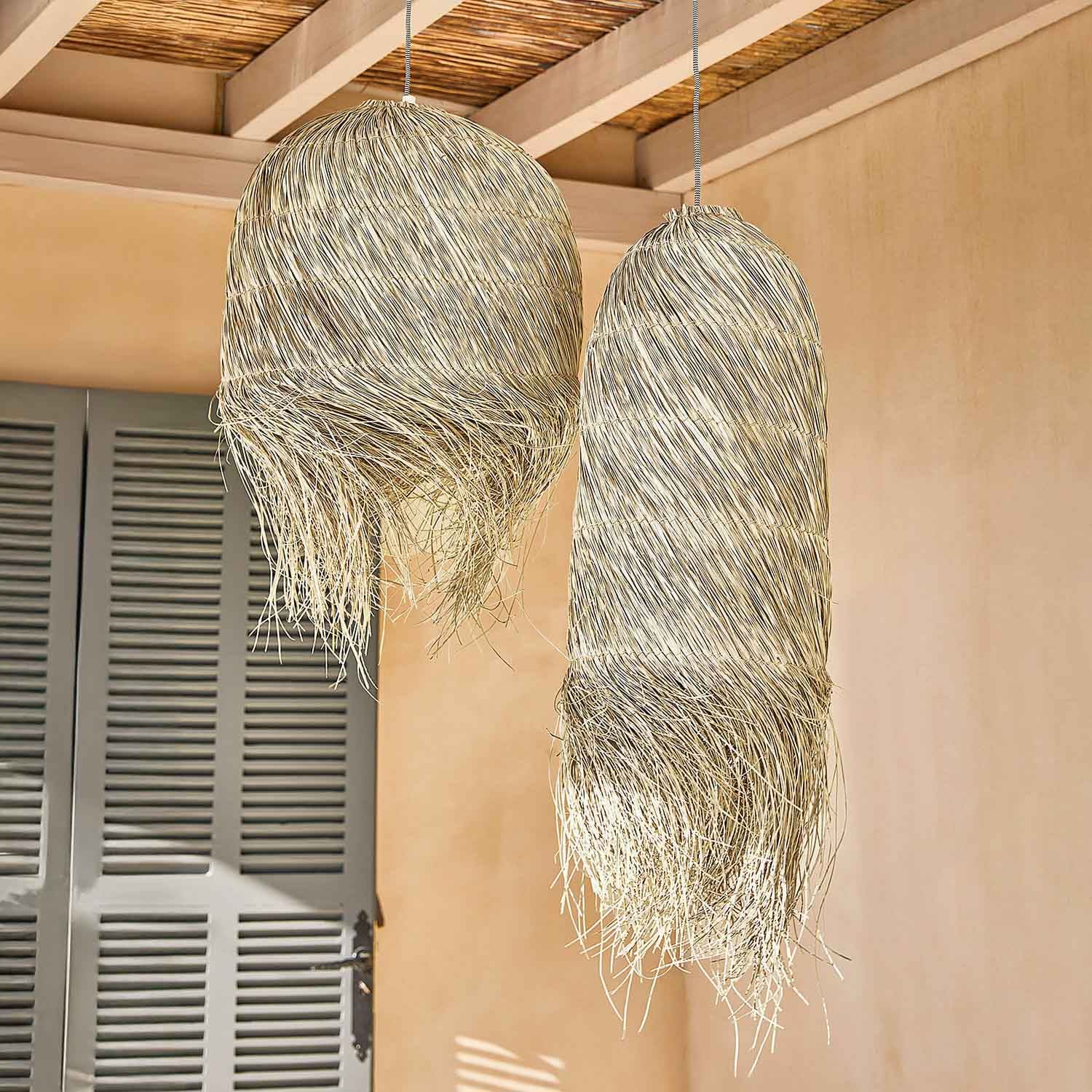 Zwei hängende Lampenschirme aus natürlichem Rattan in Beige, dekorative Innenbeleuchtung