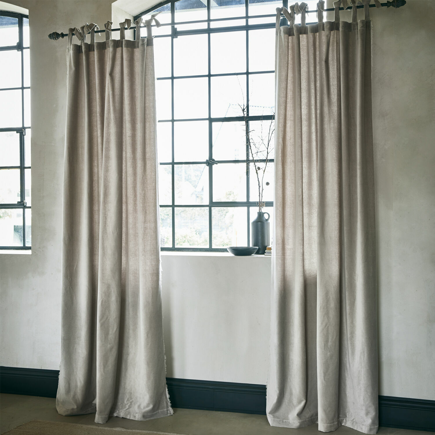 Vorhang Bagujo Beige Vorhänge aus Naturstoff am grossen Fenster, hochwertige Wohnraumdekoration mit weicher Textur.