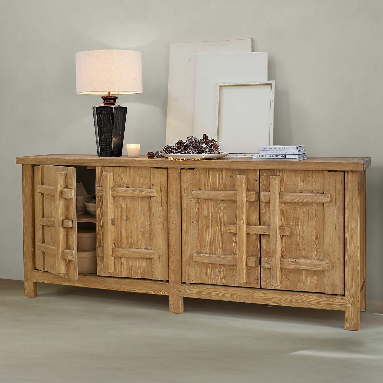 Sideboard Trésorique Sideboard aus naturbelassenem Holz mit vier Türen, Lampe und Dekorationen auf der Oberfläche
