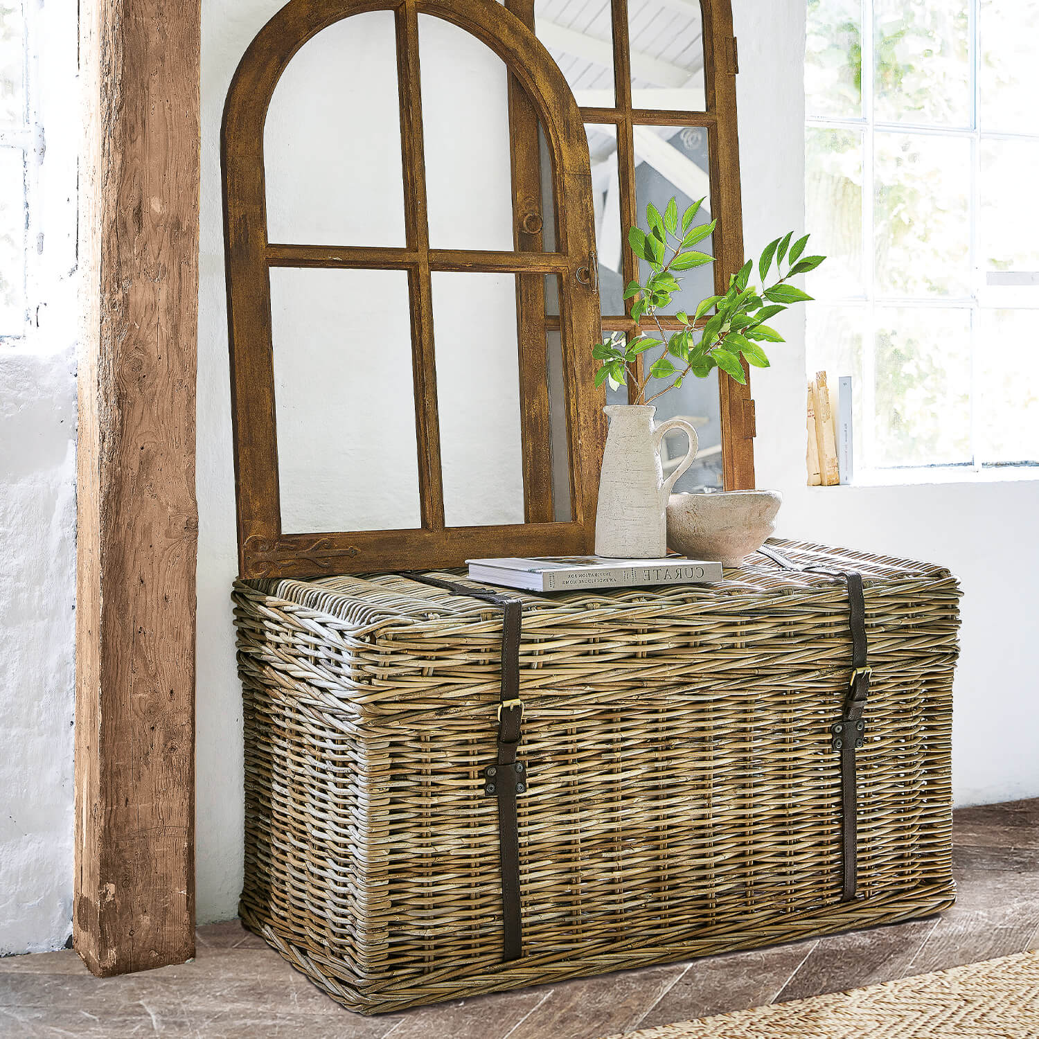 Grosse Rattankiste in Naturfarbe mit Kunstlederriemen im Vintage-Stil zur Aufbewahrung