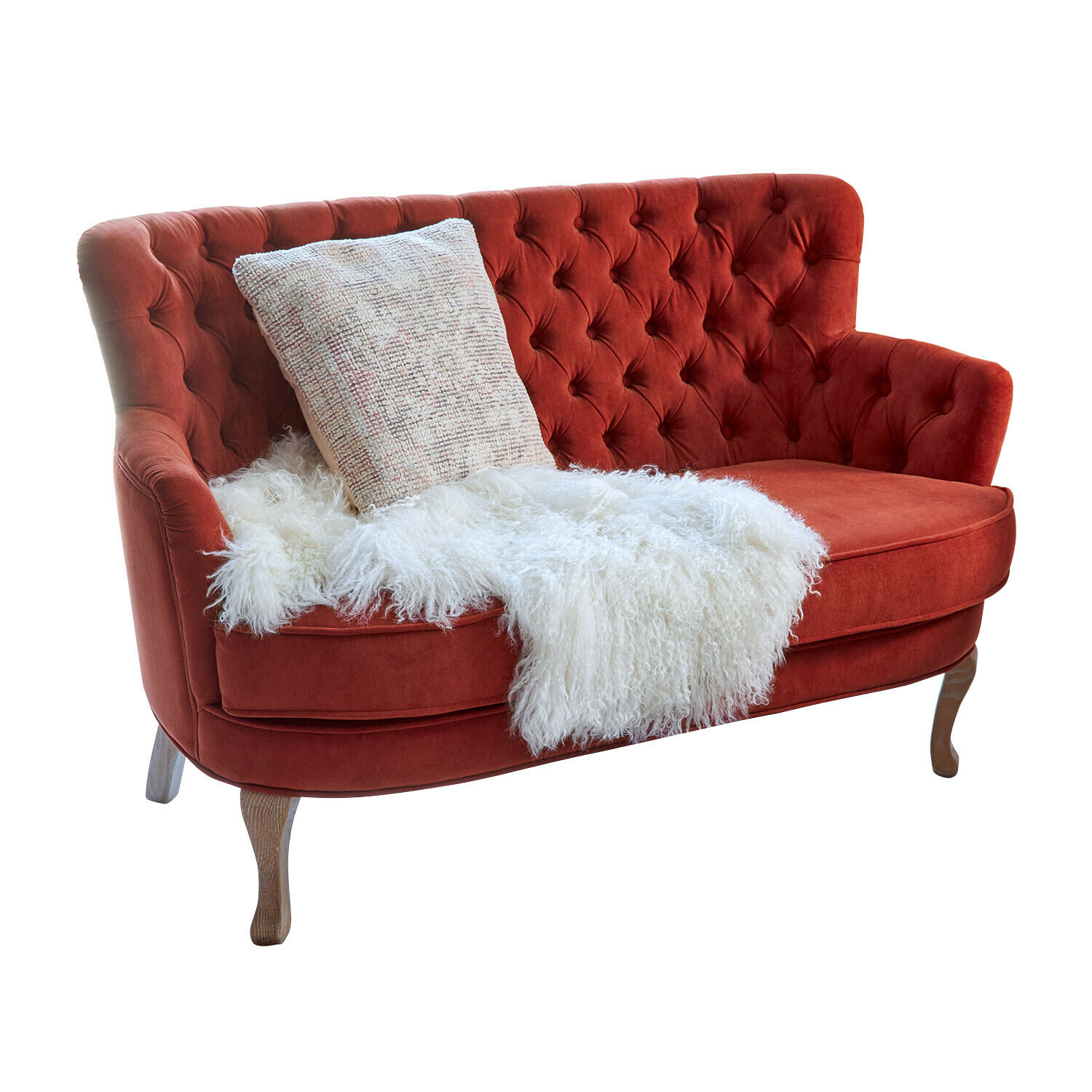 Sofa Calgary Rotes Samtsofa mit gestepptem Rücken und Holzbeinen, dekoriert mit weißem Fellplaid und Kissen
