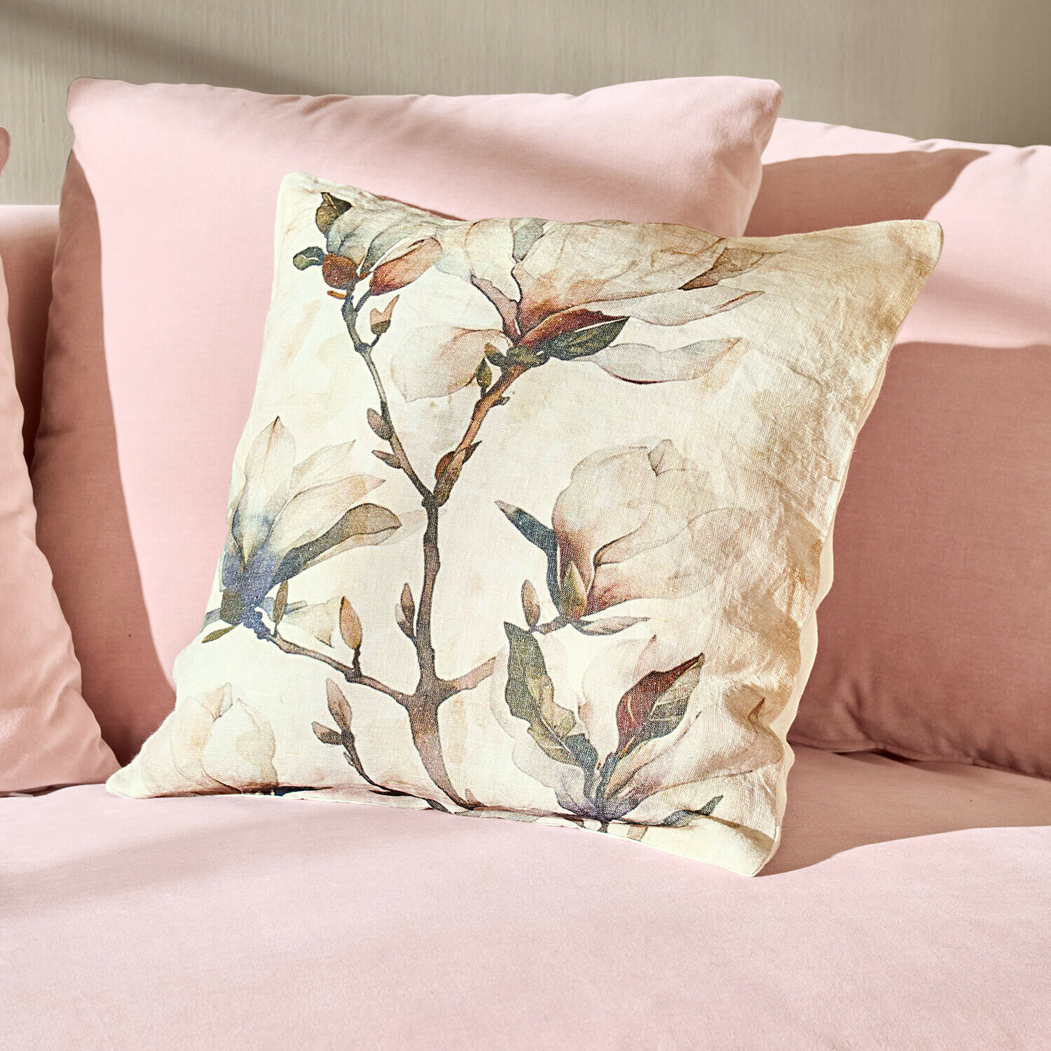 Kissenhülle Aurélines Leinenkissen mit Blumenmuster auf rosa Sofa, weiche und elegante Wohnraumdekoration