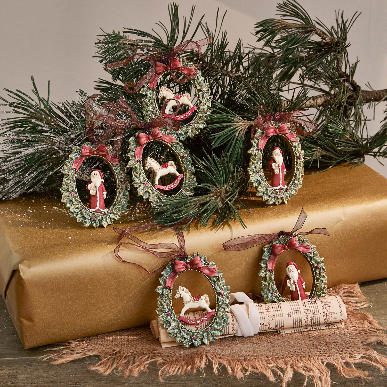 Set Weihnachtsanhänger mit grünen Kränzen, roten Schleifen und Figuren von Samichlaus und Schaukelpferd