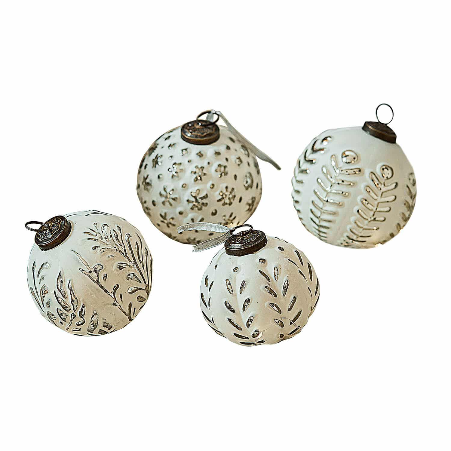 Weihnachtsschmuck 4er Set Consac Set aus vier weissen Weihnachtskugeln mit Metallmustern und Aufhängern für festliche Dekoration