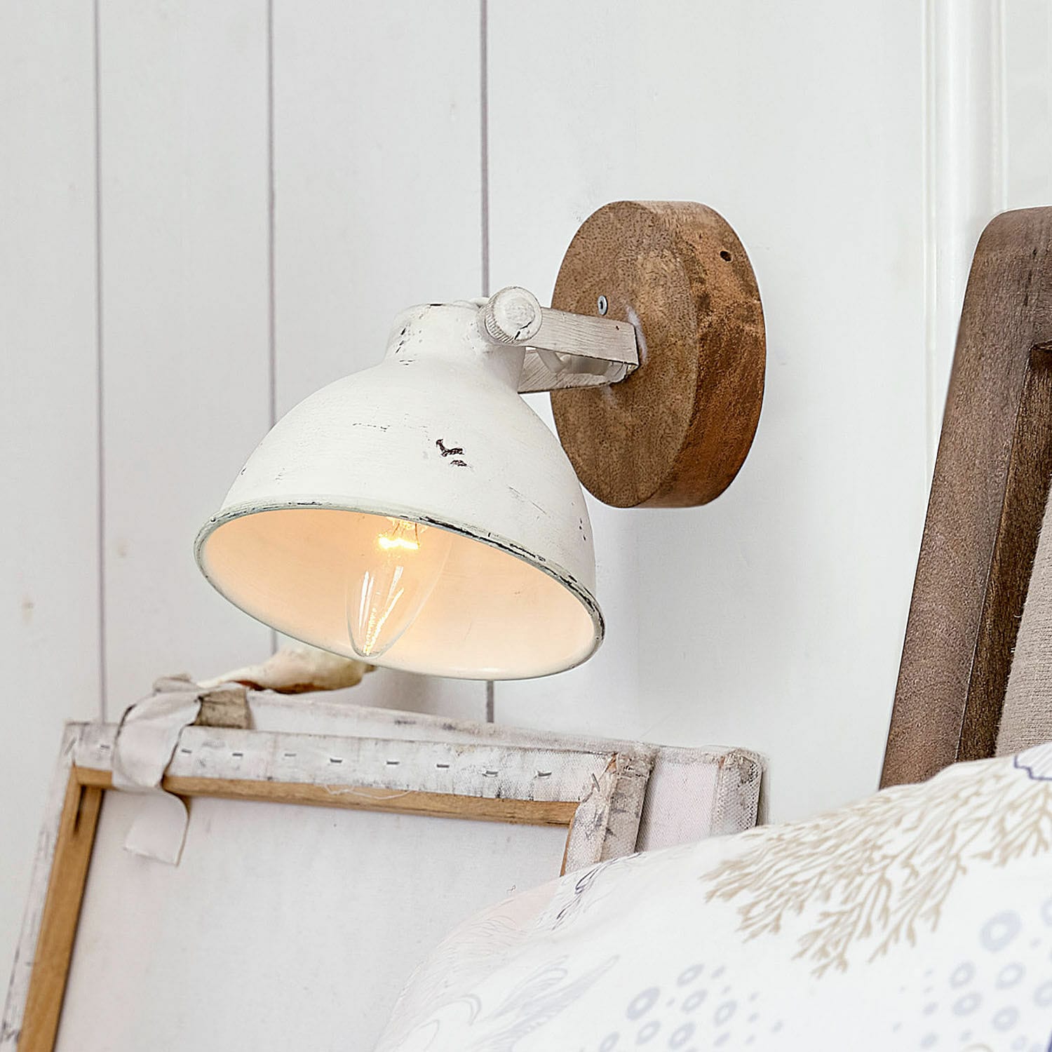 Wandlampe Ballée Weisse Metall-Wandleuchte mit Holzsockel im Vintage-Stil für stimmungsvolle Innenbeleuchtung