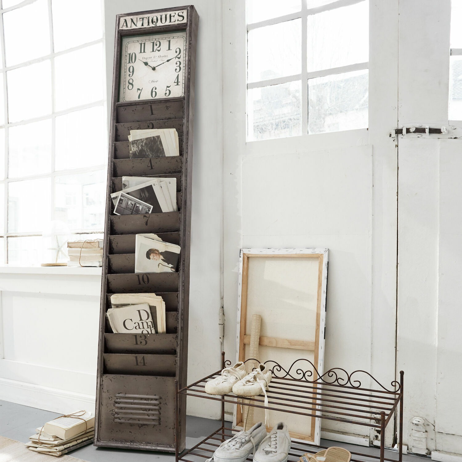 Zeitungshalter Raleigh Metall-Briefablage mit Vintage-Uhr in Grau in hellem Raum mit antikem Stil