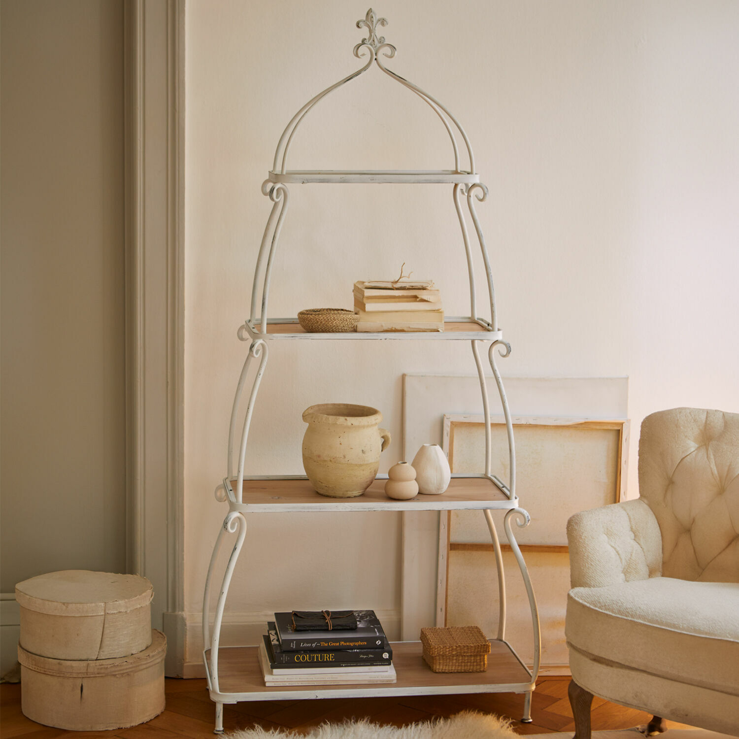 Regal Kellington Weisses Metallregal mit Holzablagen im Vintage-Stil, dekoriert mit Büchern und Keramik im Wohnzimmer