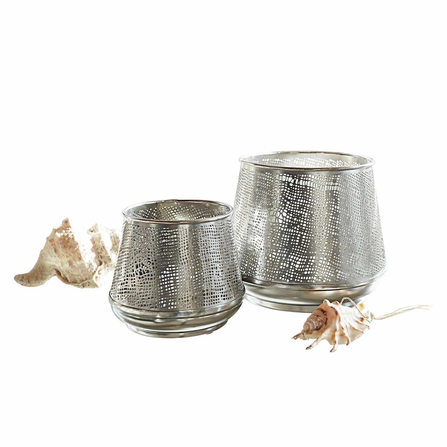 Windlicht 2er Set Keegan Zwei silberne Windlichter aus Metall mit filigranem Muster und dekorativen Muscheln auf weiss.