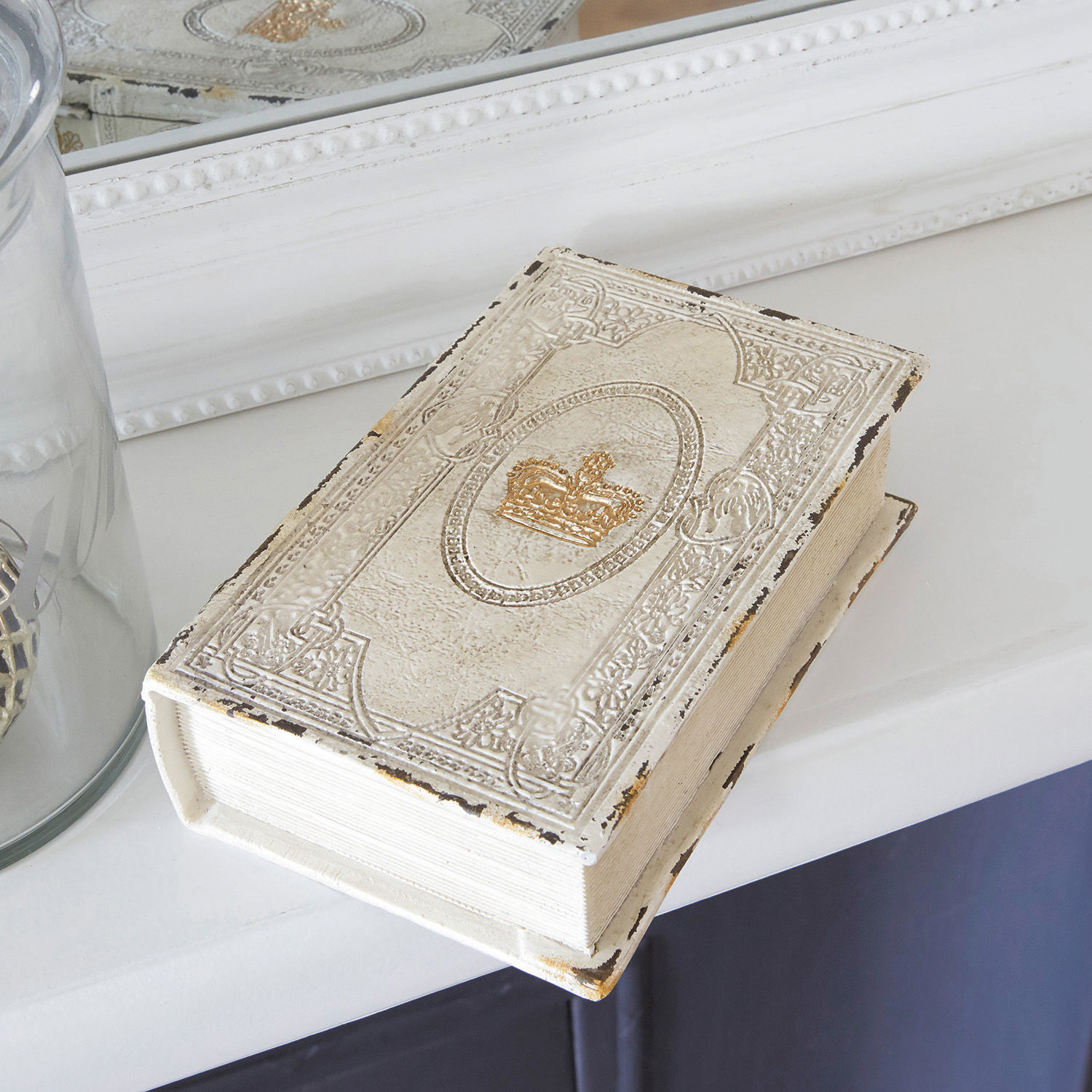 Buchschatulle Anglure Dekorative weisse Metallbox in Buchform mit goldener Krone und antikem Aussehen