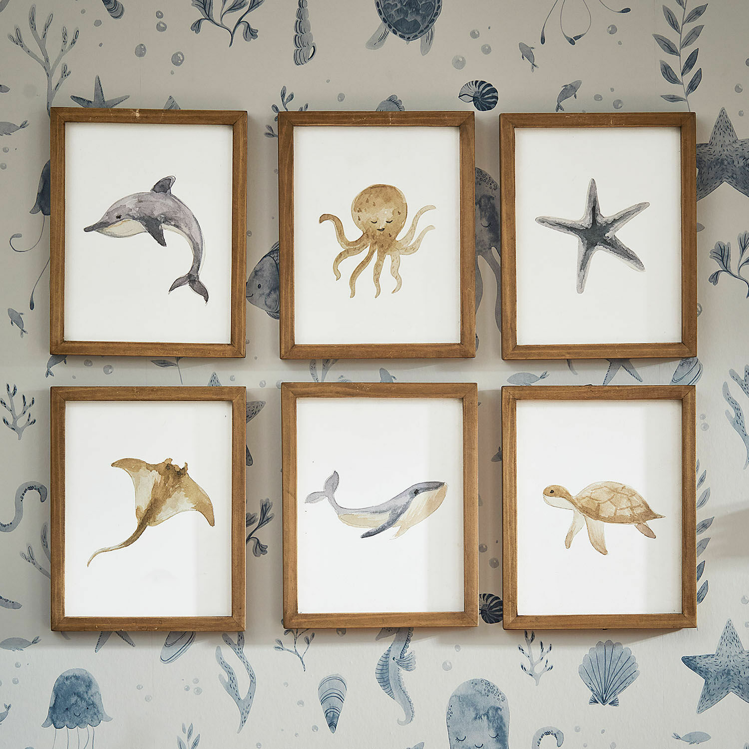 Bild 6er Set Nibblu Sechsteiliges Set Holzrahmen mit Aquarellbildern von Meerestieren an Wand mit Ozeanmotiv