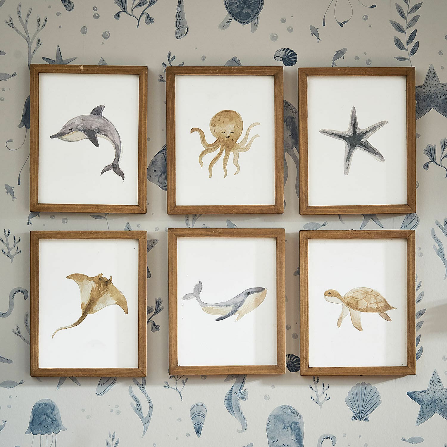 Bild 6er Set Nibblu Sechsteiliges Set Holzrahmen mit Aquarellbildern von Meerestieren an Wand mit Ozeanmotiv