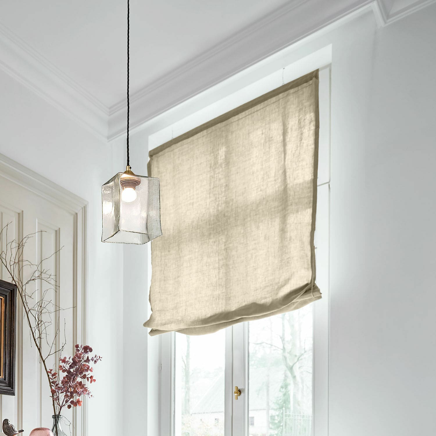 Faltrollo Lunavaux Beiges Leinenrollo in hellem Raum mit dekorativer Hängelampe und Fenster