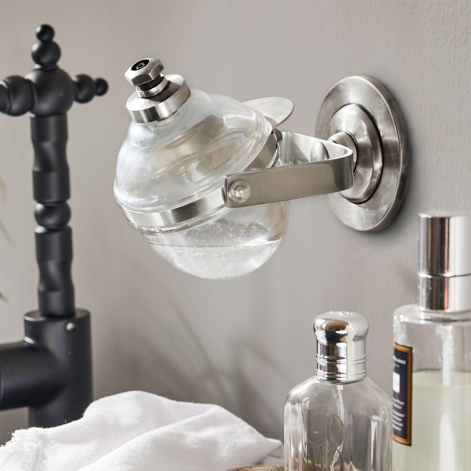 Seifenspender Bailey Glas-Seifenspender mit Edelstahlhalterung zur Wandmontage im Badezimmer