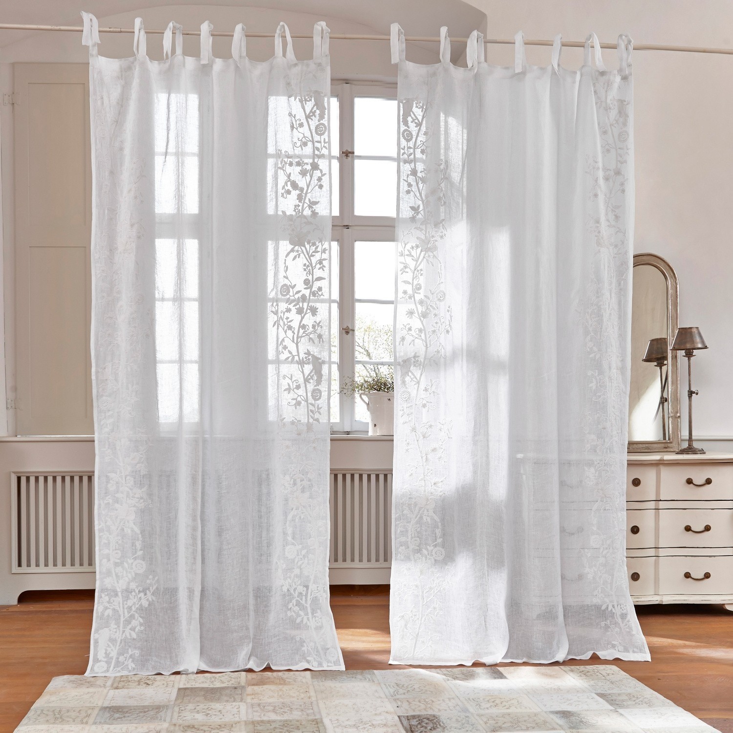 Gardine Douvaine Weisse, transparente Vorhänge mit feiner Blumenstickerei, elegante Fensterdekoration