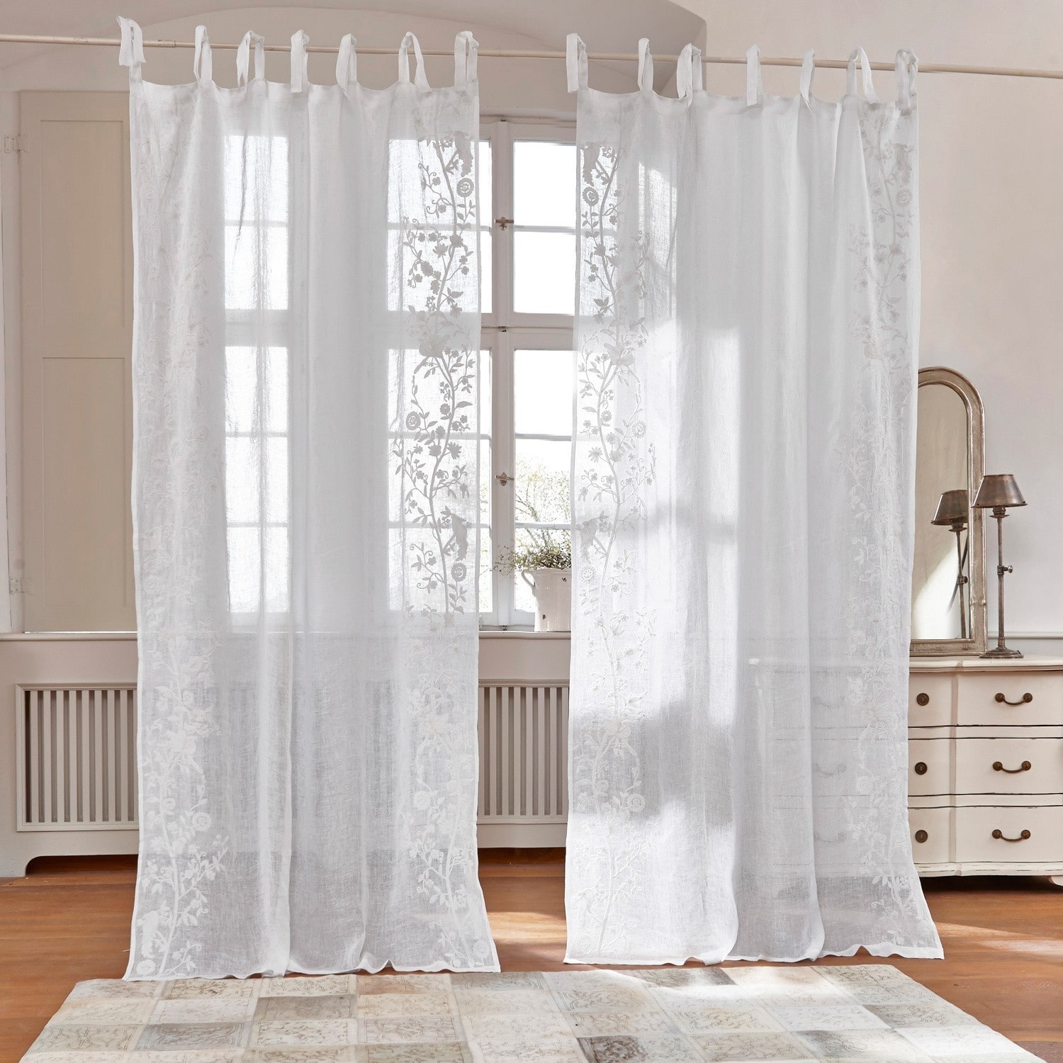 Gardine Douvaine Weisse, transparente Vorhänge mit feiner Blumenstickerei, elegante Fensterdekoration