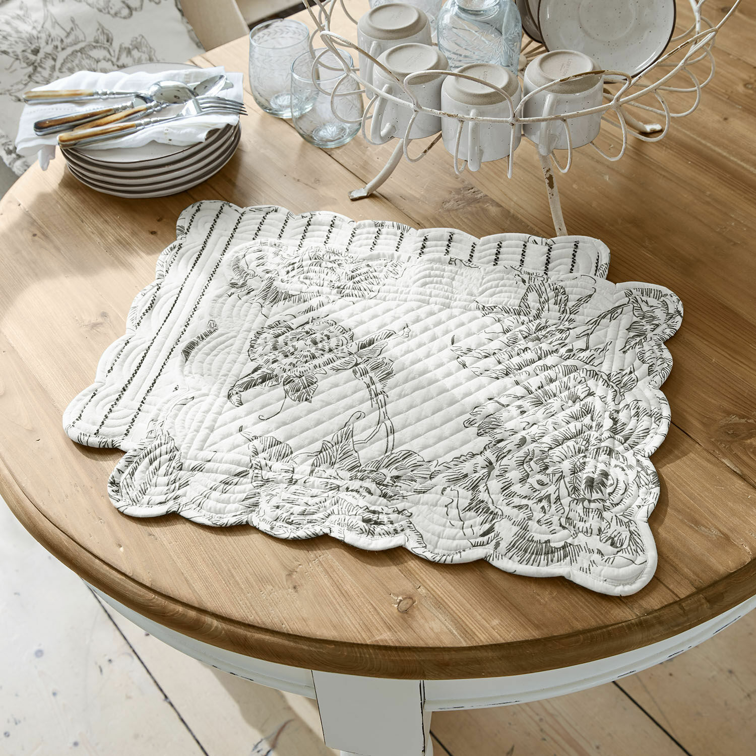 Platzset 2er Set Calarion Weisse gesteppte Tischunterlage mit schwarzem Blumenmuster auf Holztisch zur Wohnraumdekoration