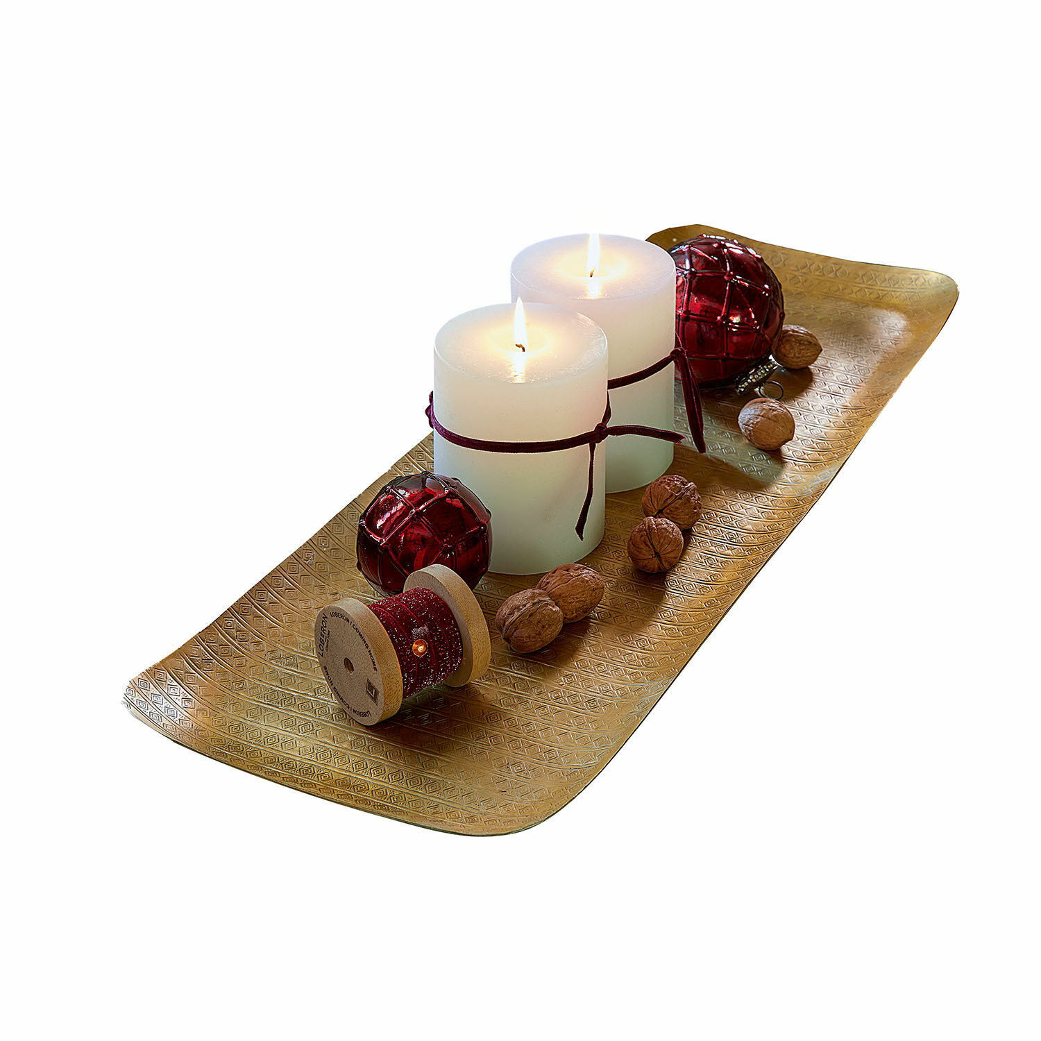 Tablett Élodine Goldene Metallplatte mit zwei weissen Kerzen, Walnüssen und roten Weihnachtsdekorationen