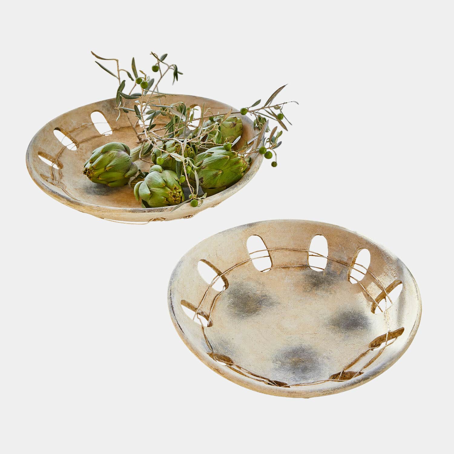 Deko-Schale 2er Set Delunas Zwei dekorative beige Keramikschalen mit Öffnungen, eine gefüllt mit grünen Artischocken