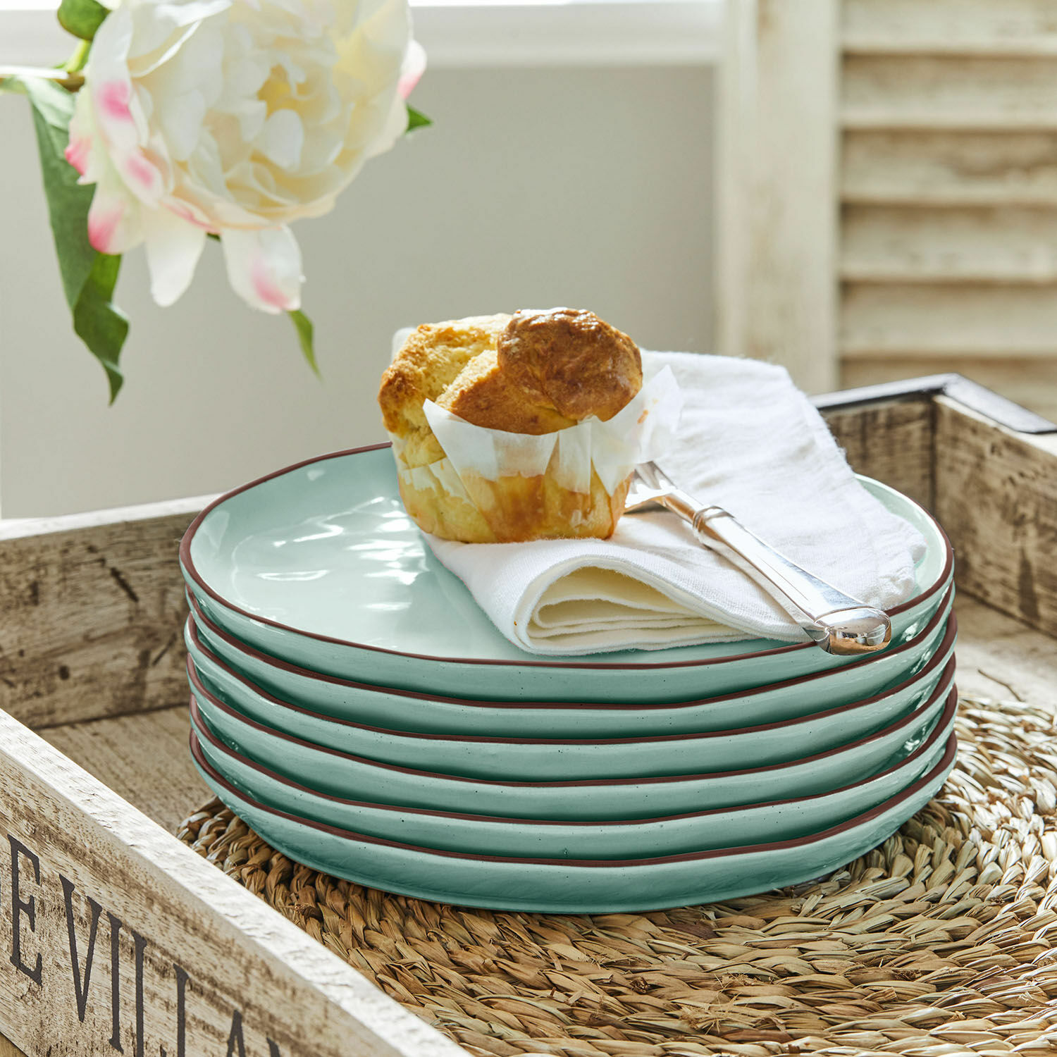 Dessertteller 6er Set Biarré Sechser-Set grüne Keramikteller mit braunem Rand auf Holztablett mit Muffin und Besteck
