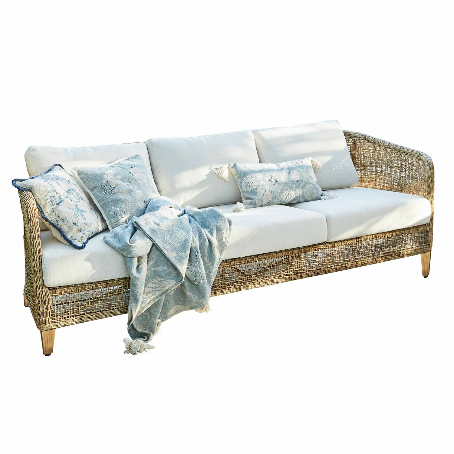 Sofa Clarivaux Rattansofa mit cremefarbenen Kissen und blauem Überwurf mit Meeresmotiven für das Wohnzimmer