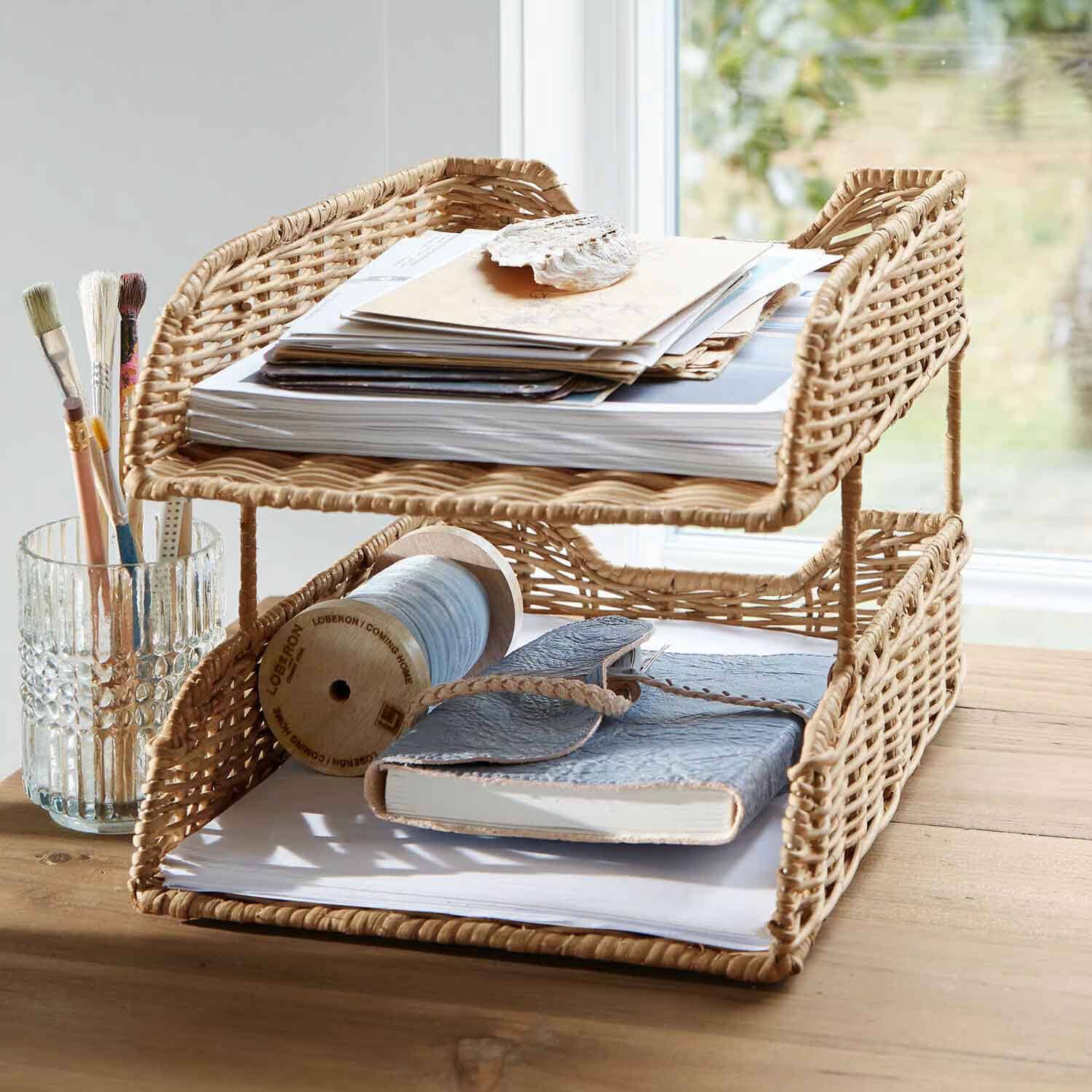 Zweistöckiger Rattan-Organizer in Naturfarbe mit Papieren und Malpinseln für Schreibtisch
